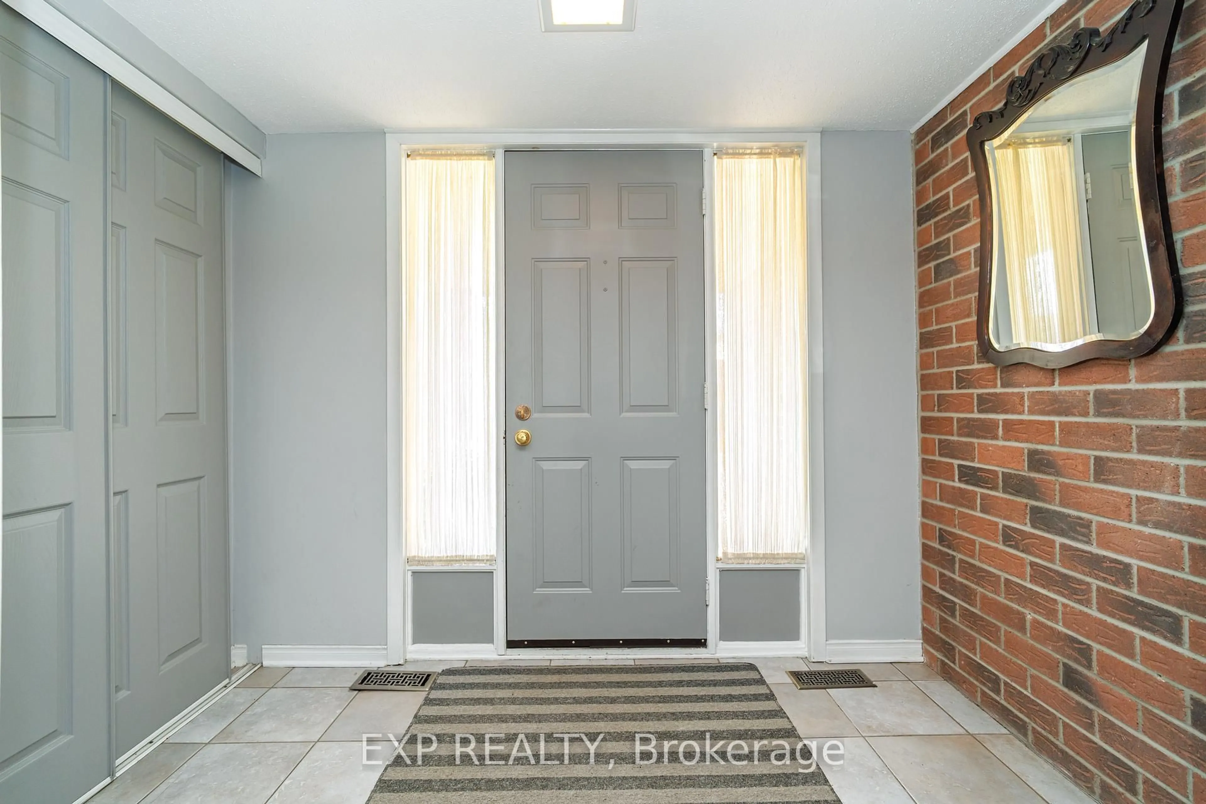 Indoor entryway for 184 Des Pins Pl, Ottawa Ontario K1E 2T5