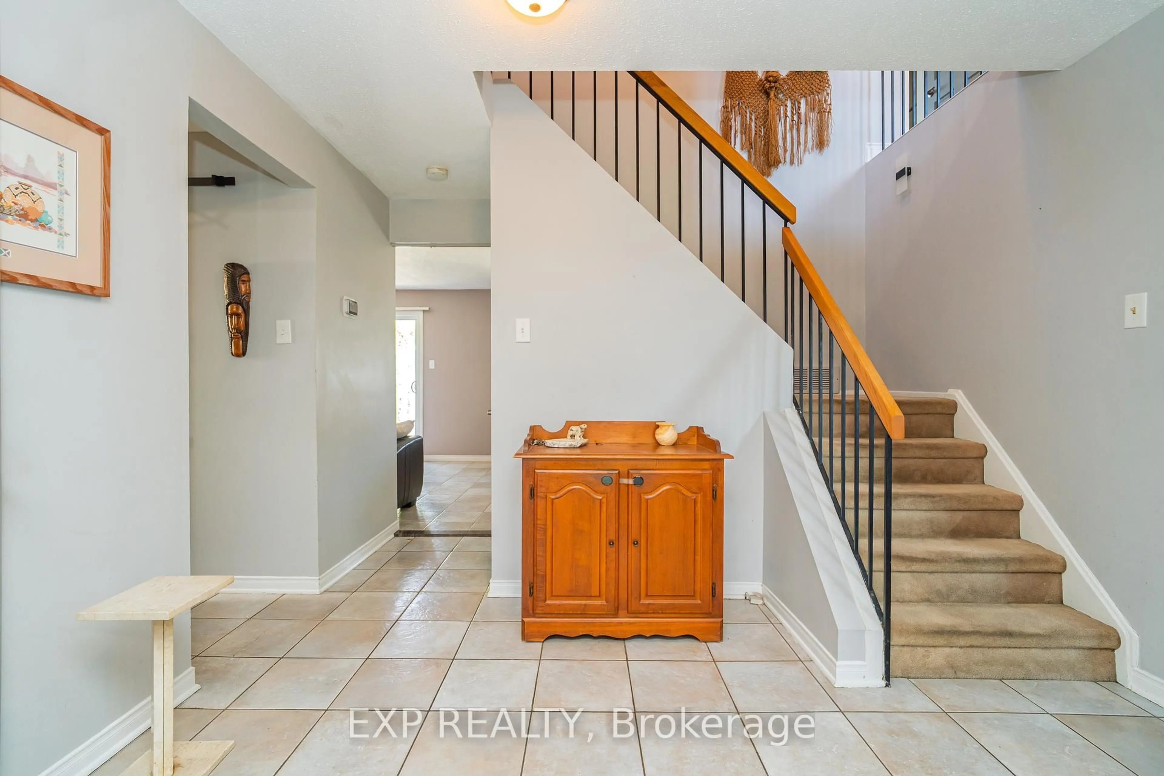 Indoor entryway for 184 Des Pins Pl, Ottawa Ontario K1E 2T5