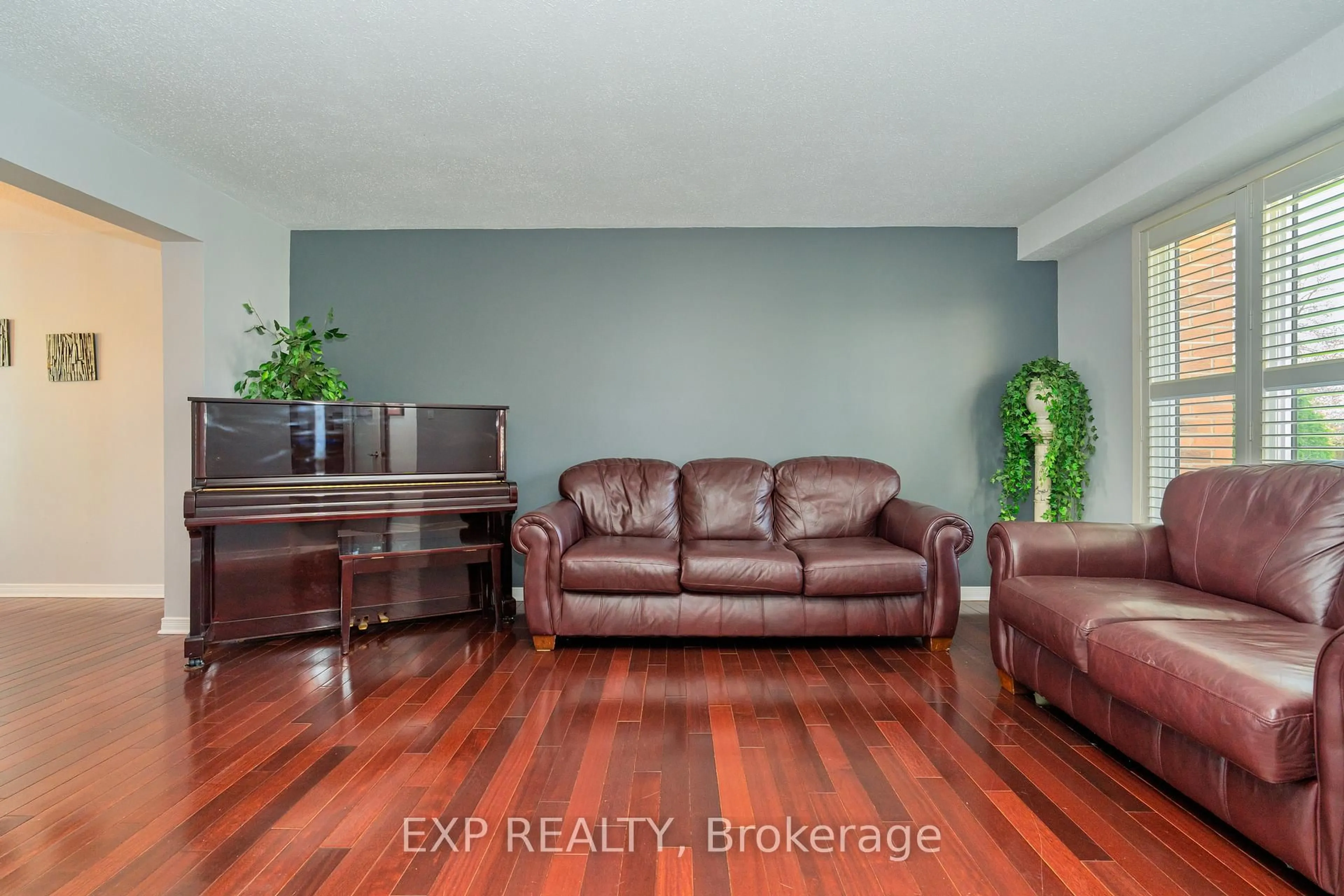 Living room with furniture, unknown for 184 Des Pins Pl, Ottawa Ontario K1E 2T5