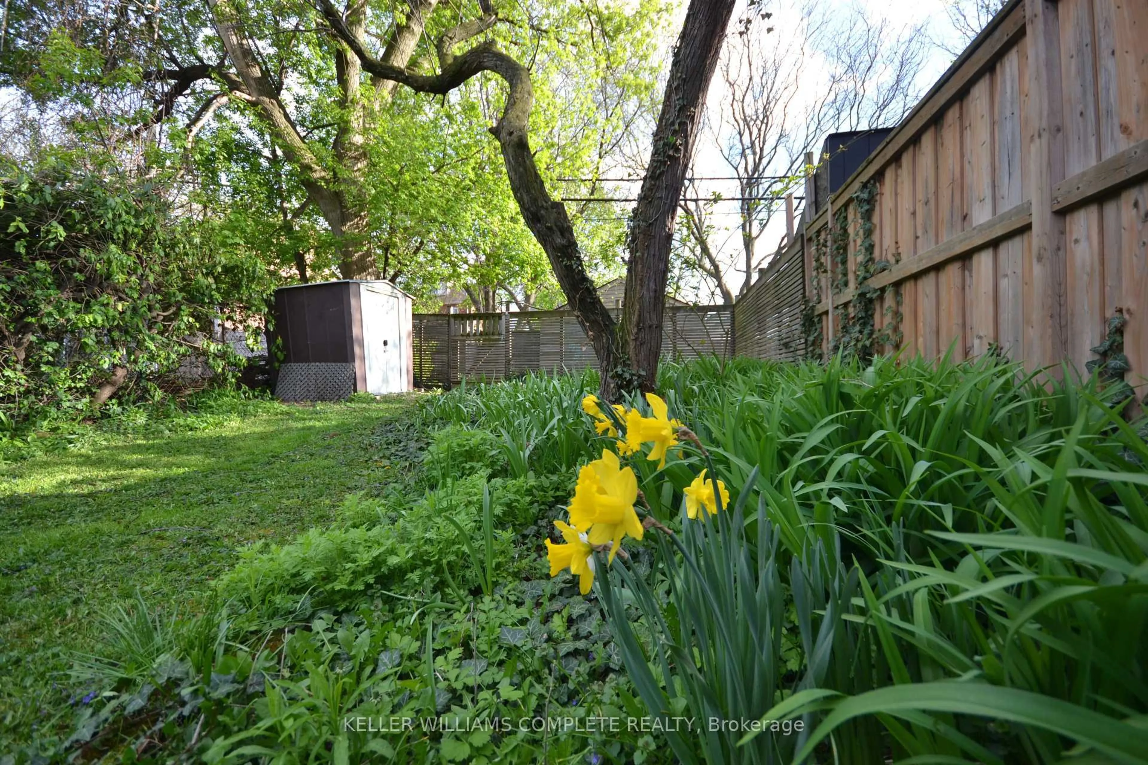 Patio, street for 25 Chatham St, Hamilton Ontario L8P 2B3