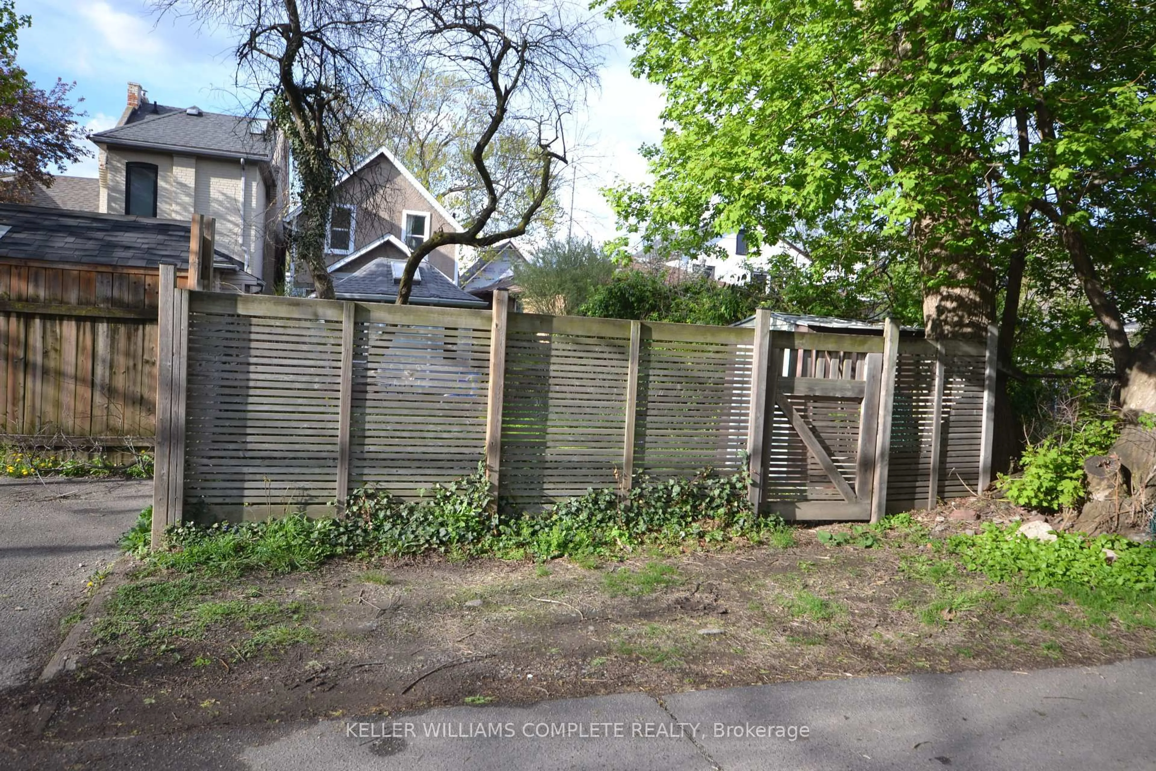 A pic from outside/outdoor area/front of a property/back of a property/a pic from drone, street for 25 Chatham St, Hamilton Ontario L8P 2B3
