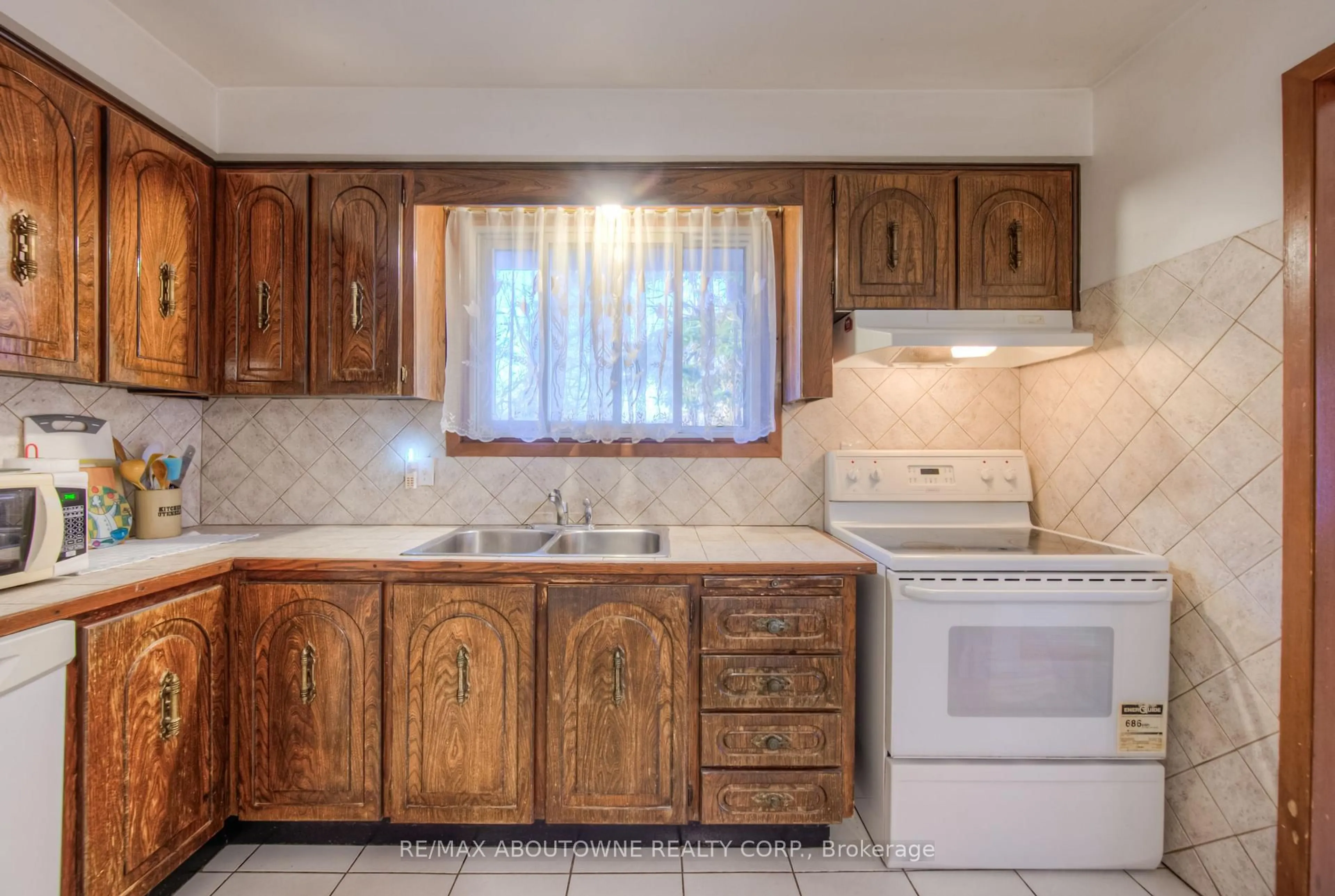Standard kitchen, ceramic/tile floor for 47 Chester Rd, Hamilton Ontario L8E 1X8