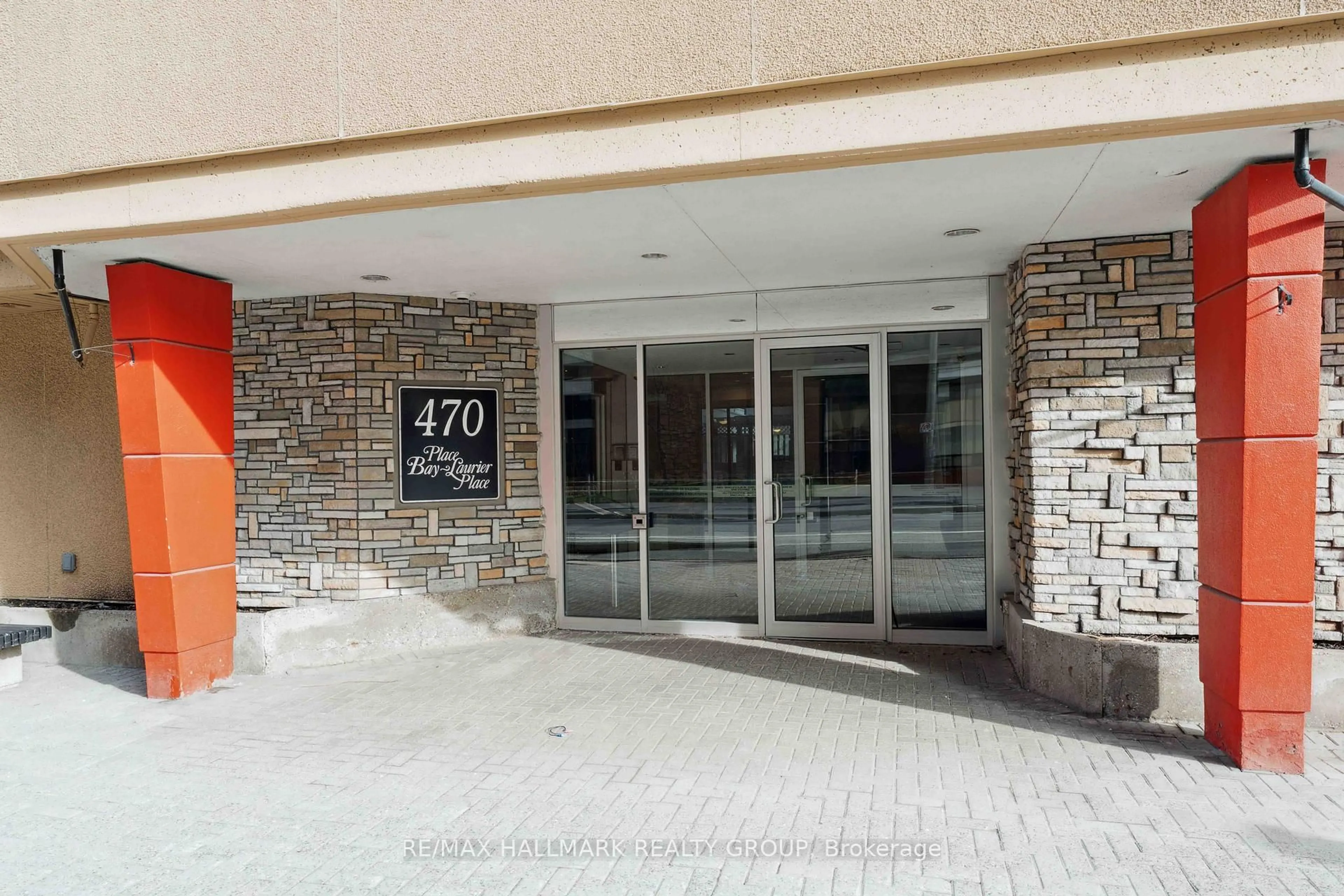 Indoor foyer for 470 Laurier Ave #308, Ottawa Ontario K1R 7W9
