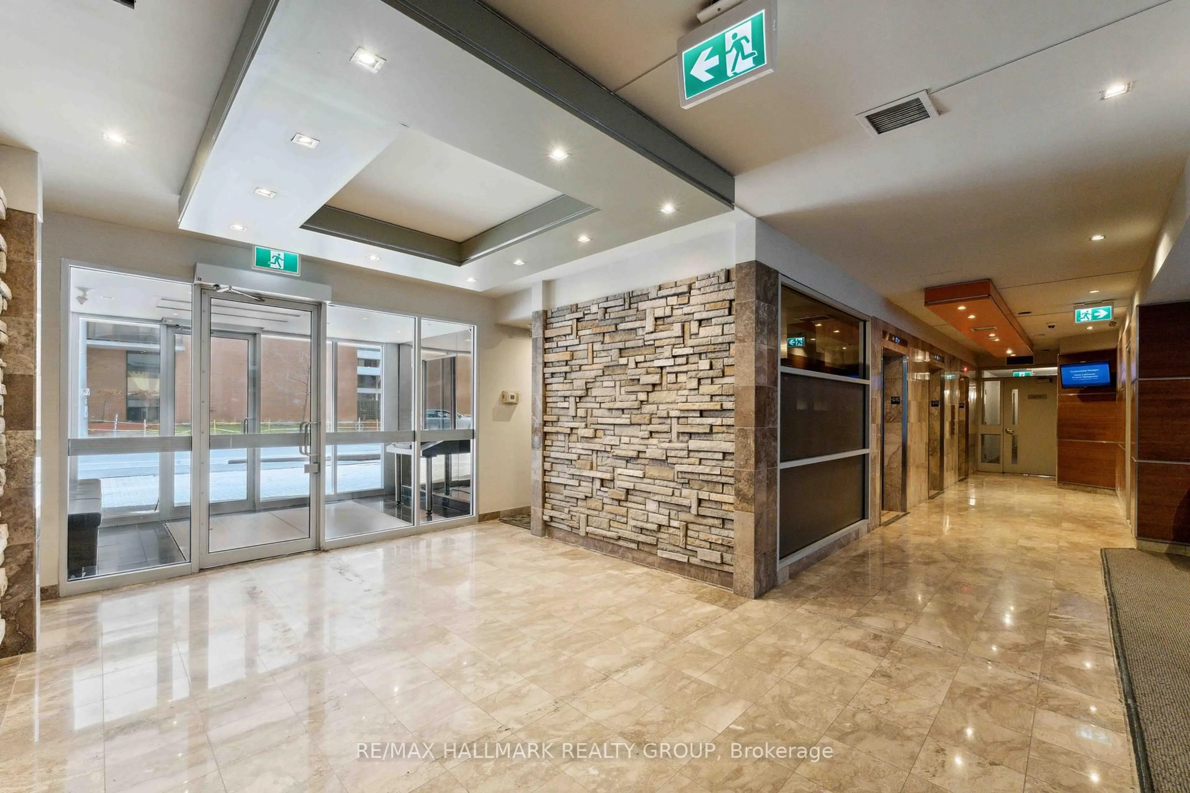 Indoor foyer for 470 Laurier Ave #308, Ottawa Ontario K1R 7W9