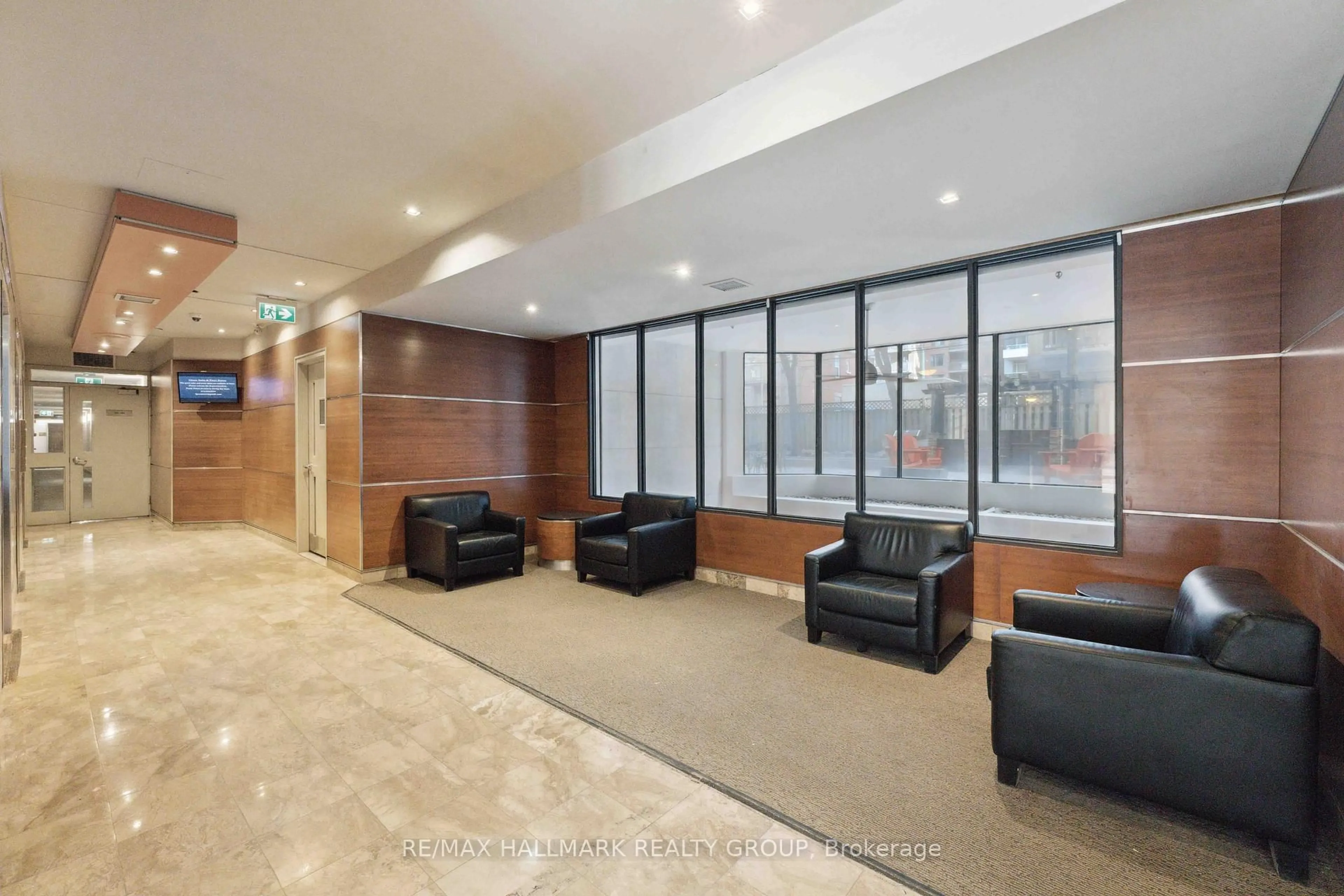 Indoor foyer for 470 Laurier Ave #308, Ottawa Ontario K1R 7W9