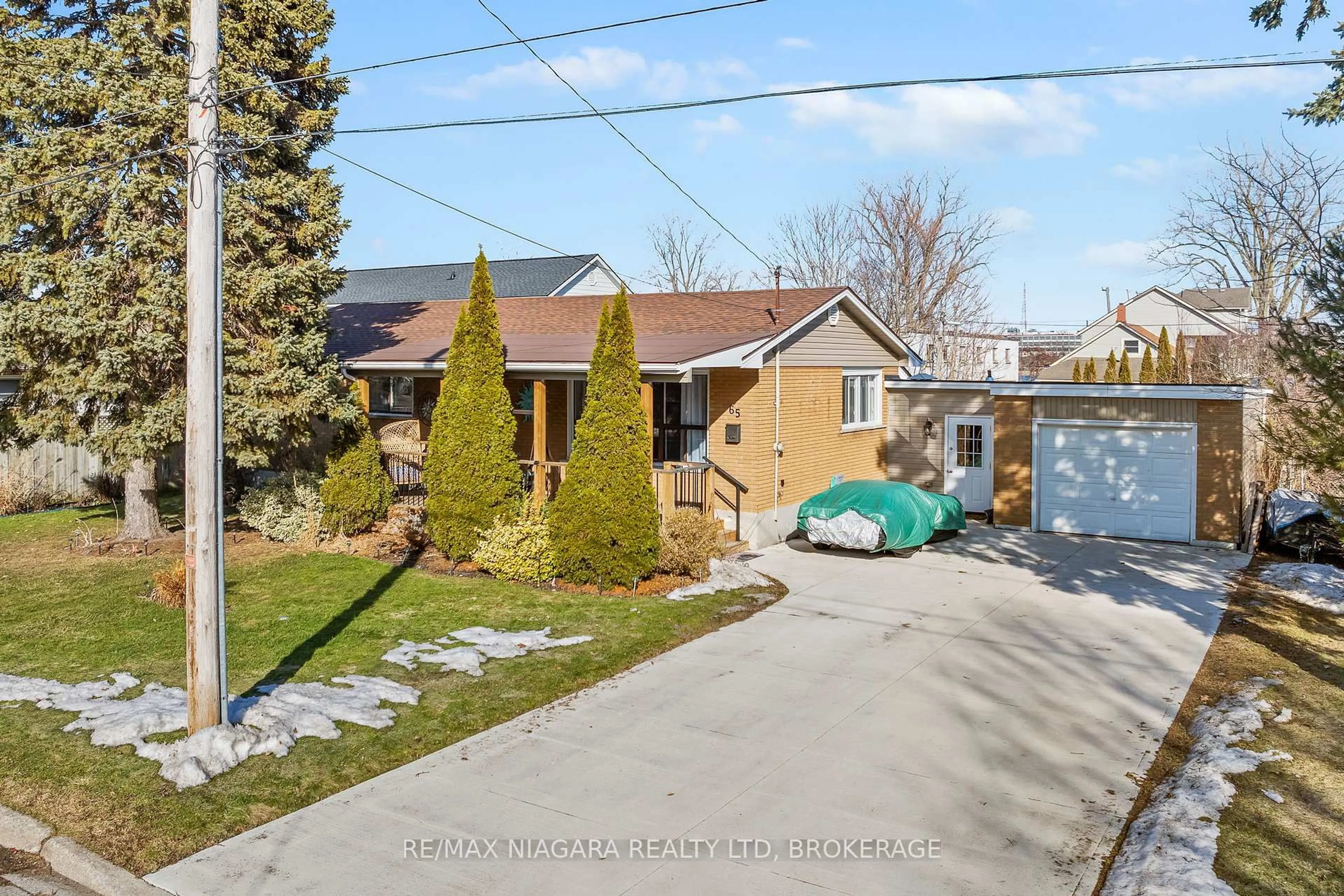 A pic from outside/outdoor area/front of a property/back of a property/a pic from drone, street for 65 Waterloo St, Fort Erie Ontario L2A 3J8