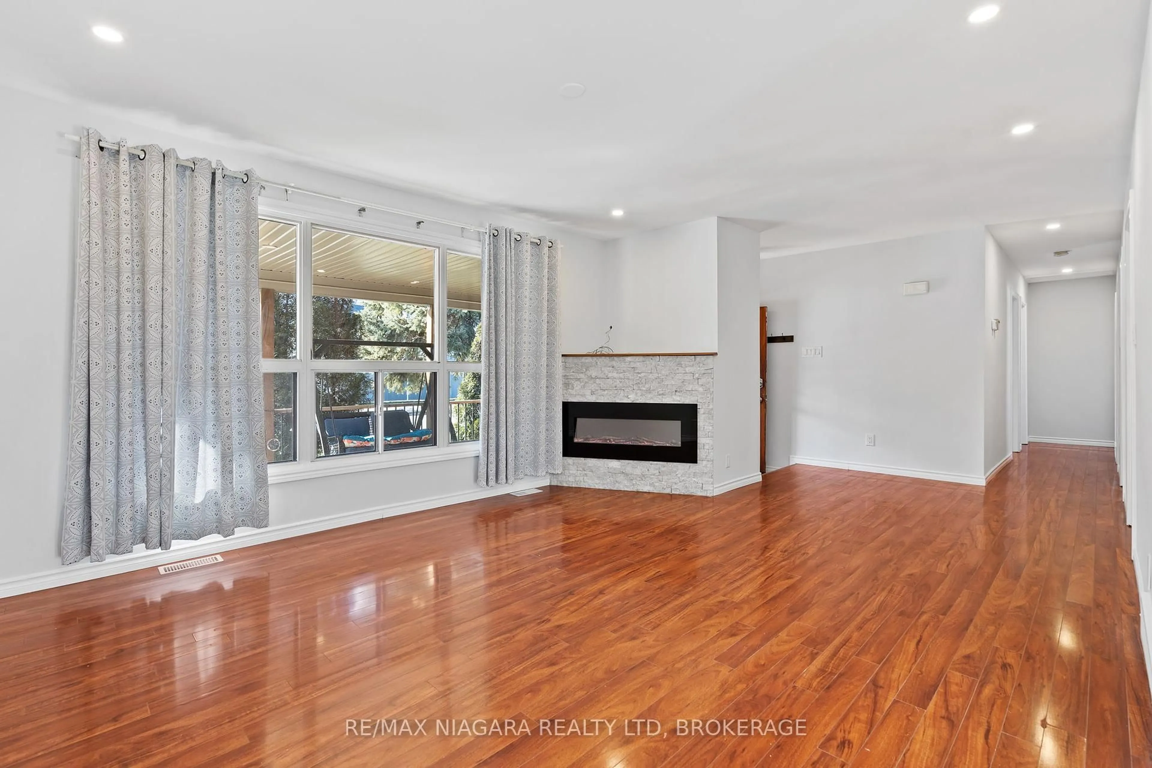 Living room with furniture, wood/laminate floor for 65 Waterloo St, Fort Erie Ontario L2A 3J8