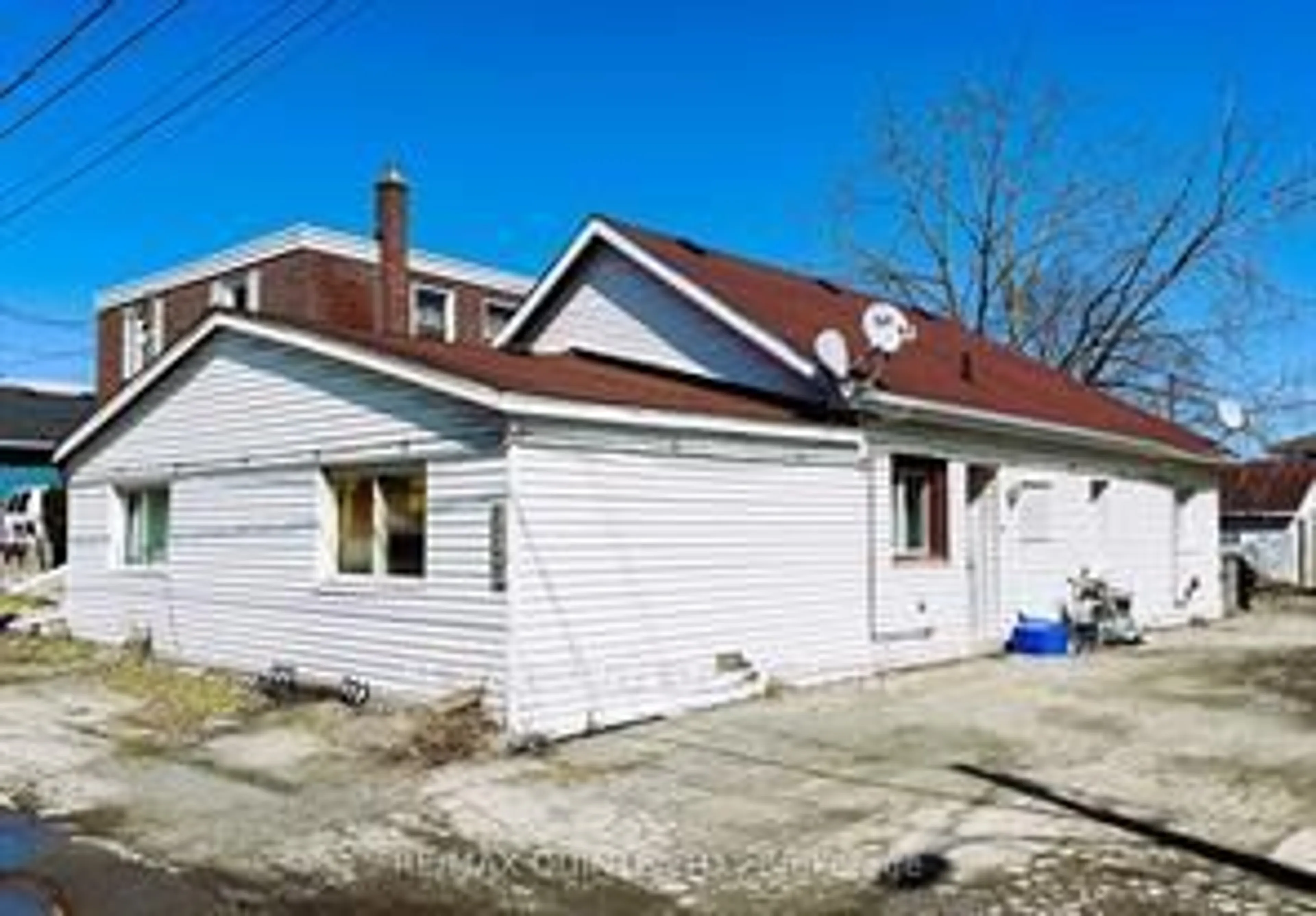 A pic from outside/outdoor area/front of a property/back of a property/a pic from drone, street for 337 Coleman St, Belleville Ontario K8P 3J3