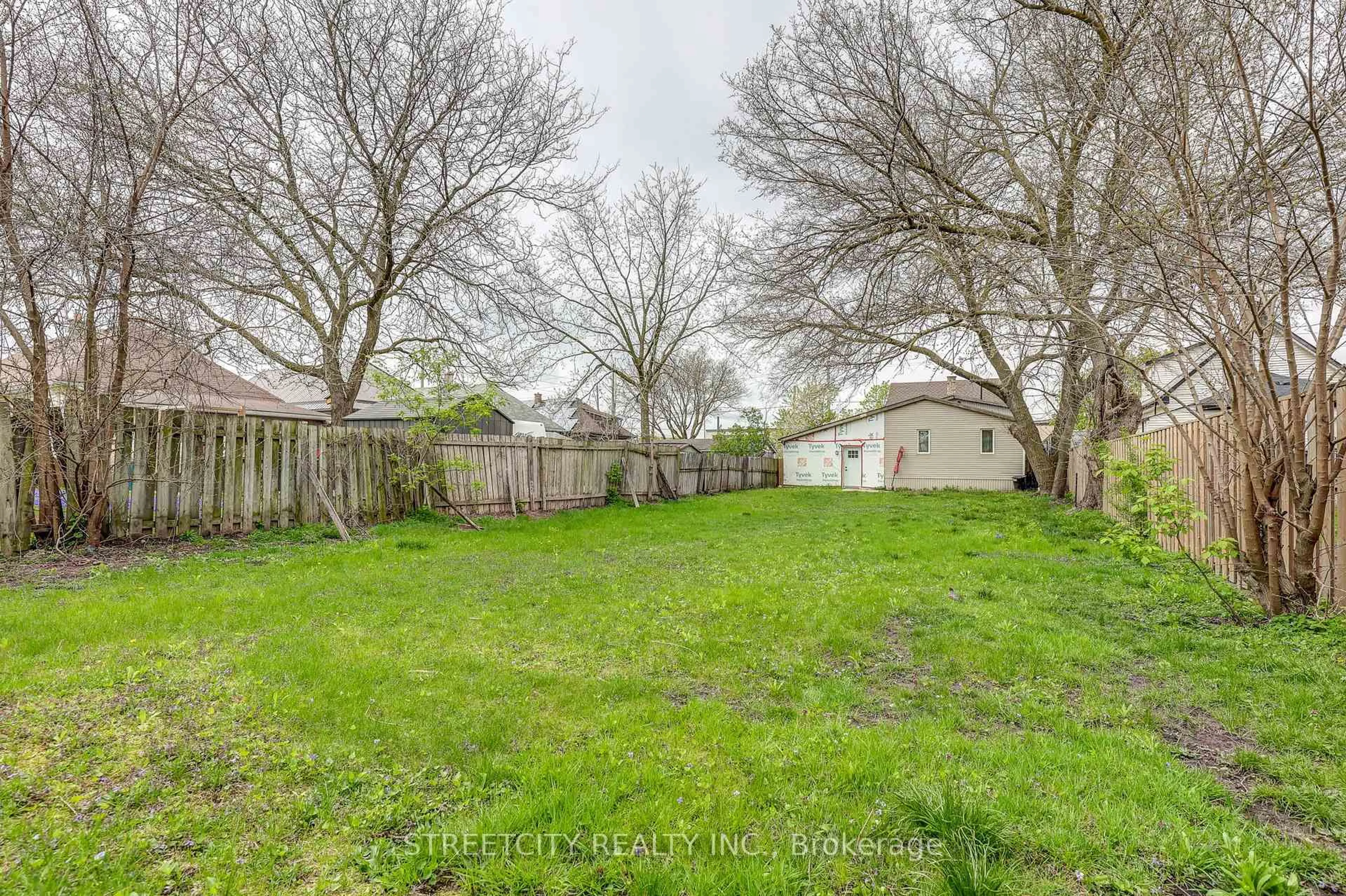 Shed for 1163 York St, London East Ontario N5W 2T8
