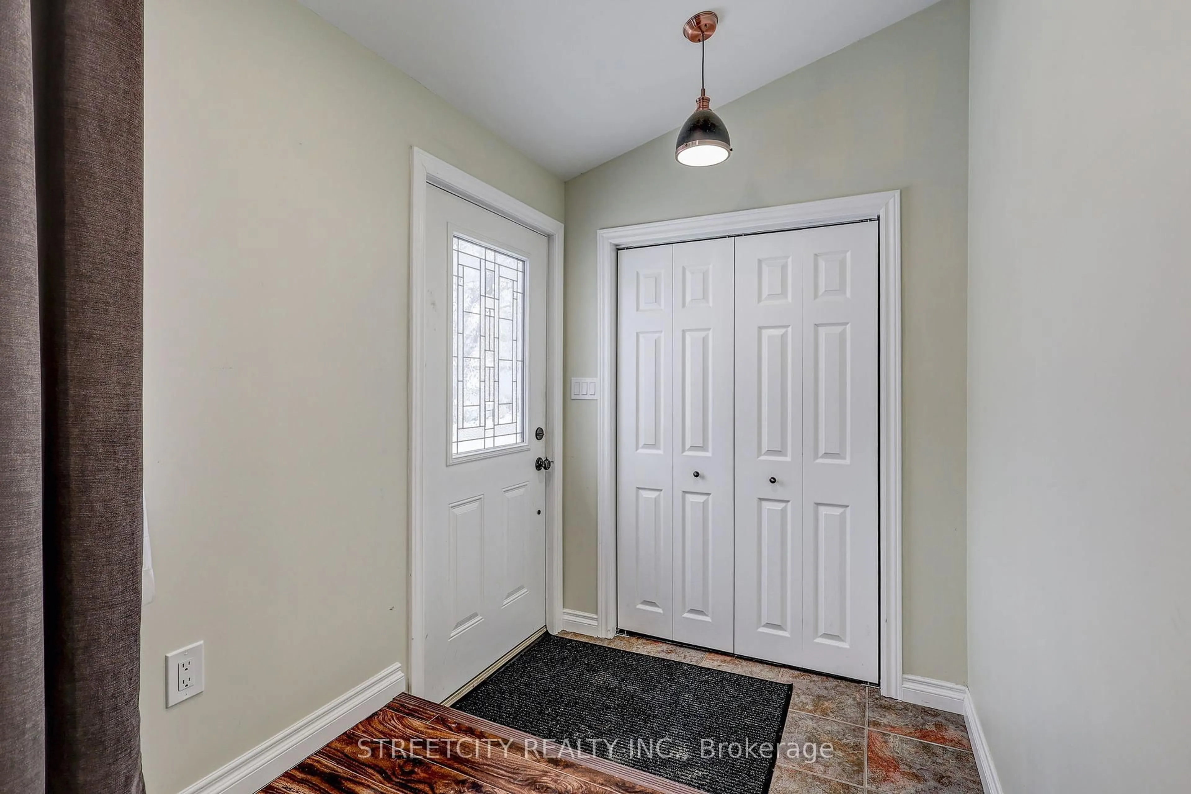 Indoor entryway for 1163 York St, London East Ontario N5W 2T8
