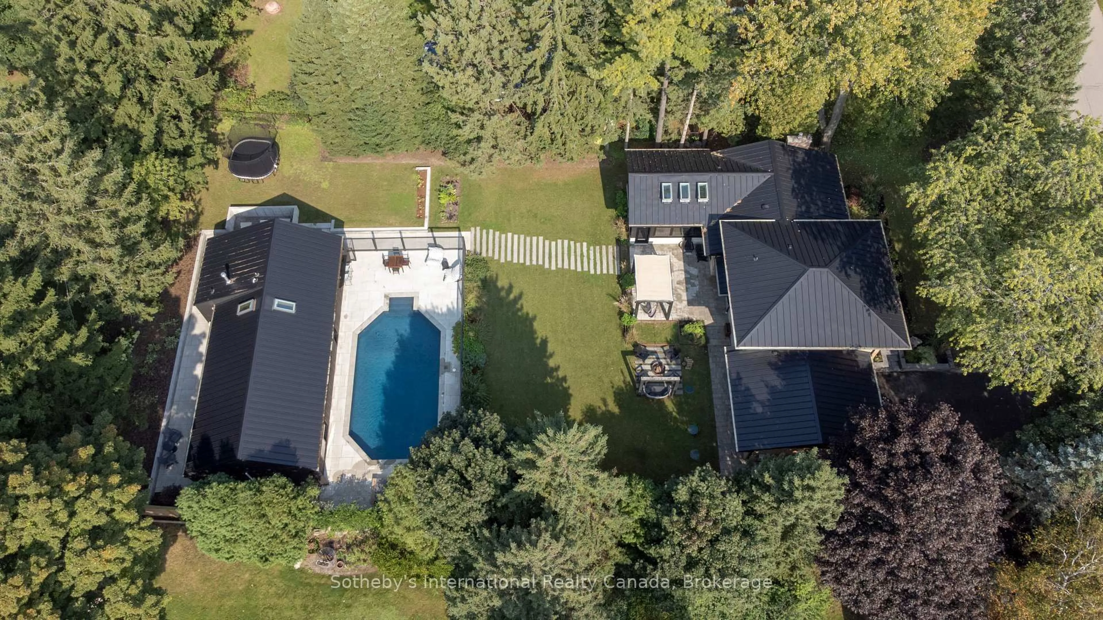 A pic from outside/outdoor area/front of a property/back of a property/a pic from drone, street for 3 Forest Ave, Hamilton Ontario L9H 6C1