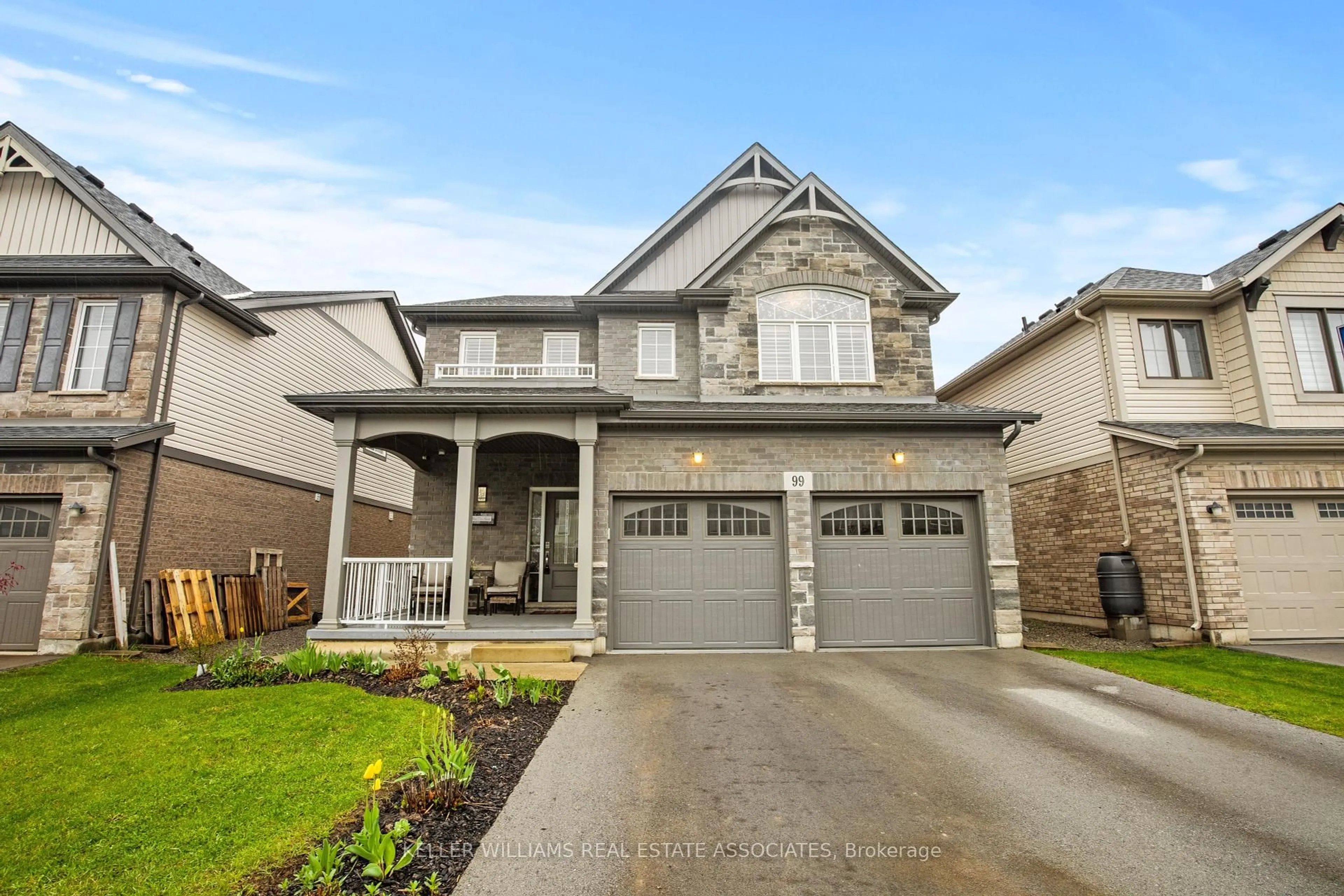 Home with vinyl exterior material, street for 99 Monarch St, Welland Ontario L3C 0E6