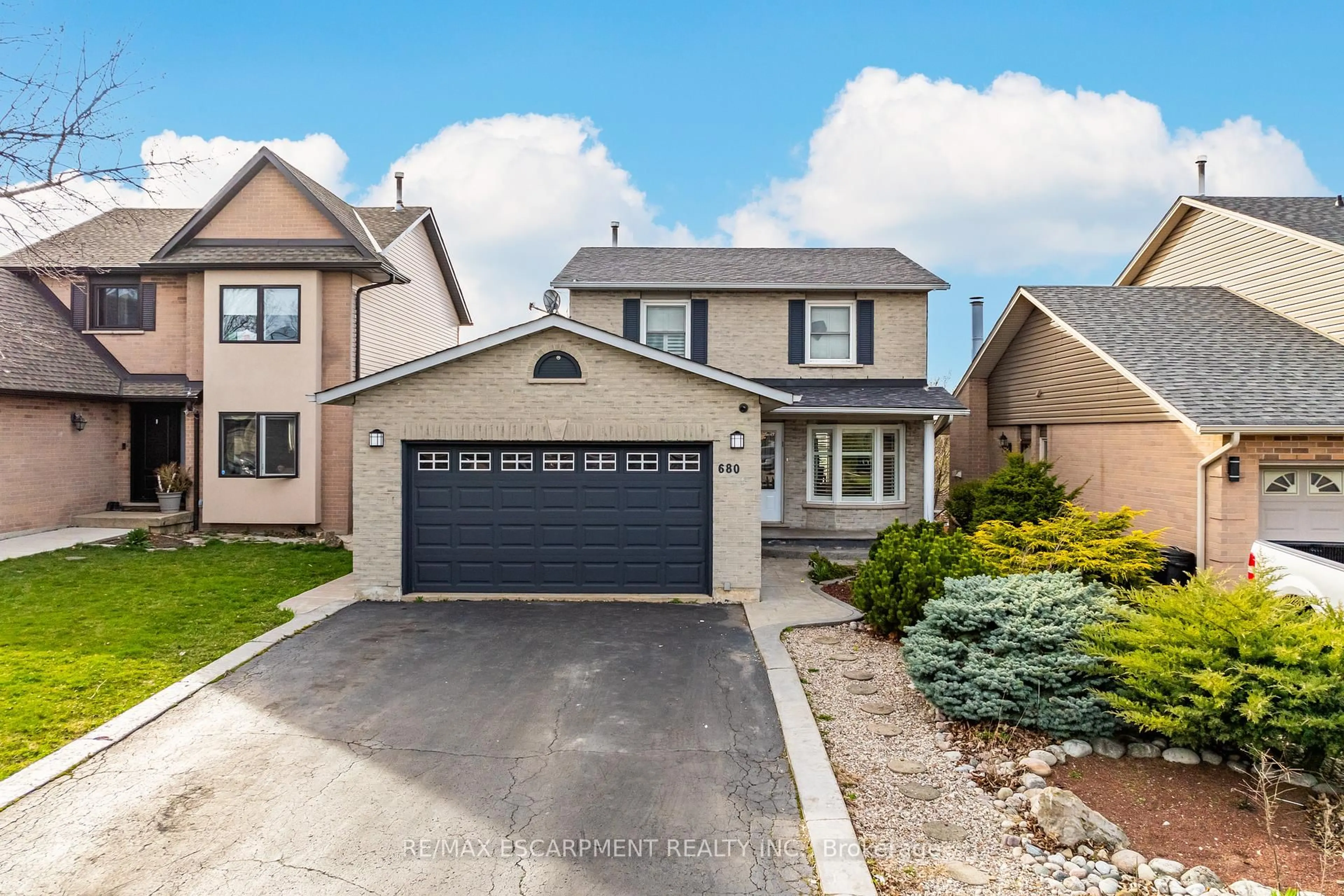 Home with vinyl exterior material, street for 680 Rexford Dr, Hamilton Ontario L8W 3G1