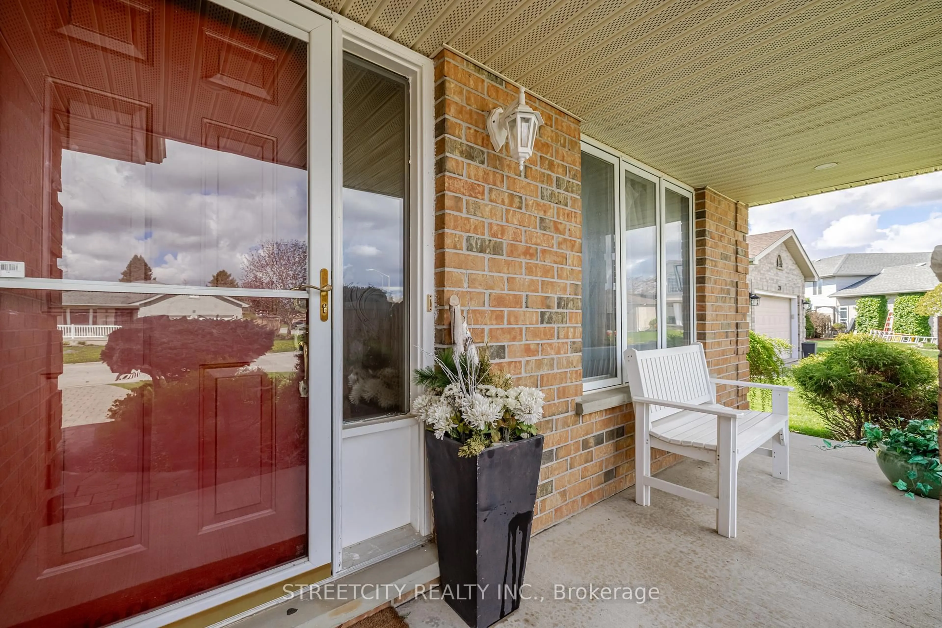 Indoor entryway for 226 Andrea Cres, Central Elgin Ontario N0L 1B0