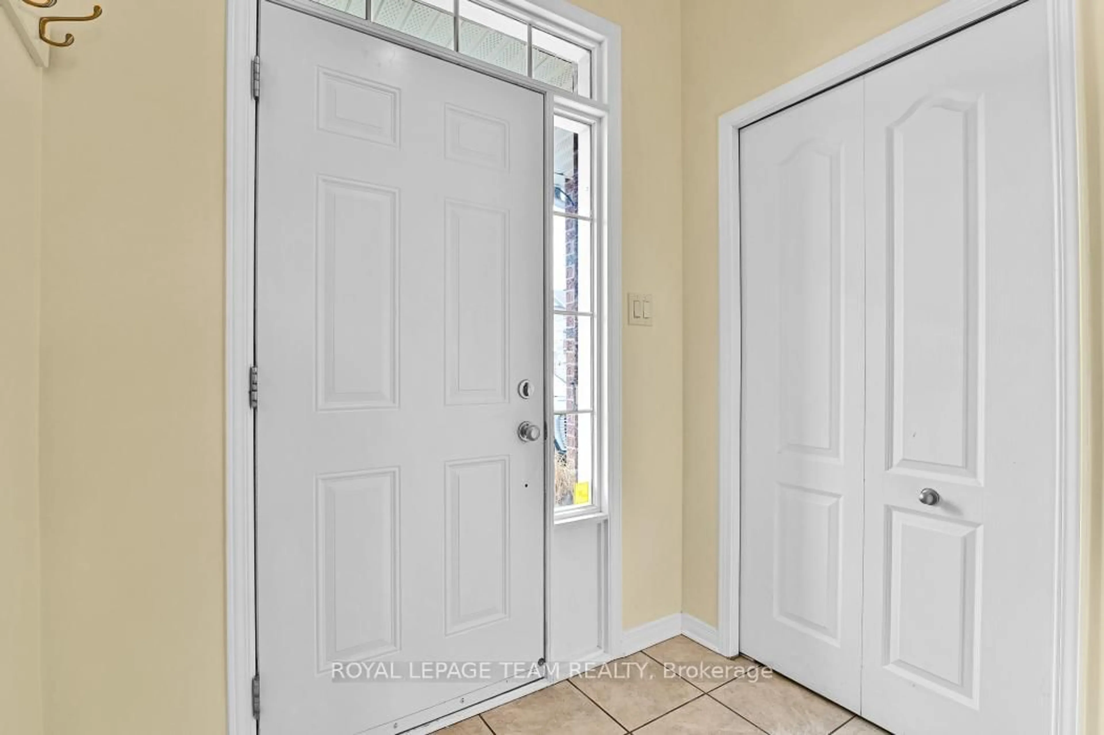 Indoor entryway for 773 Nakina Way, Ottawa Ontario K1V 2J2
