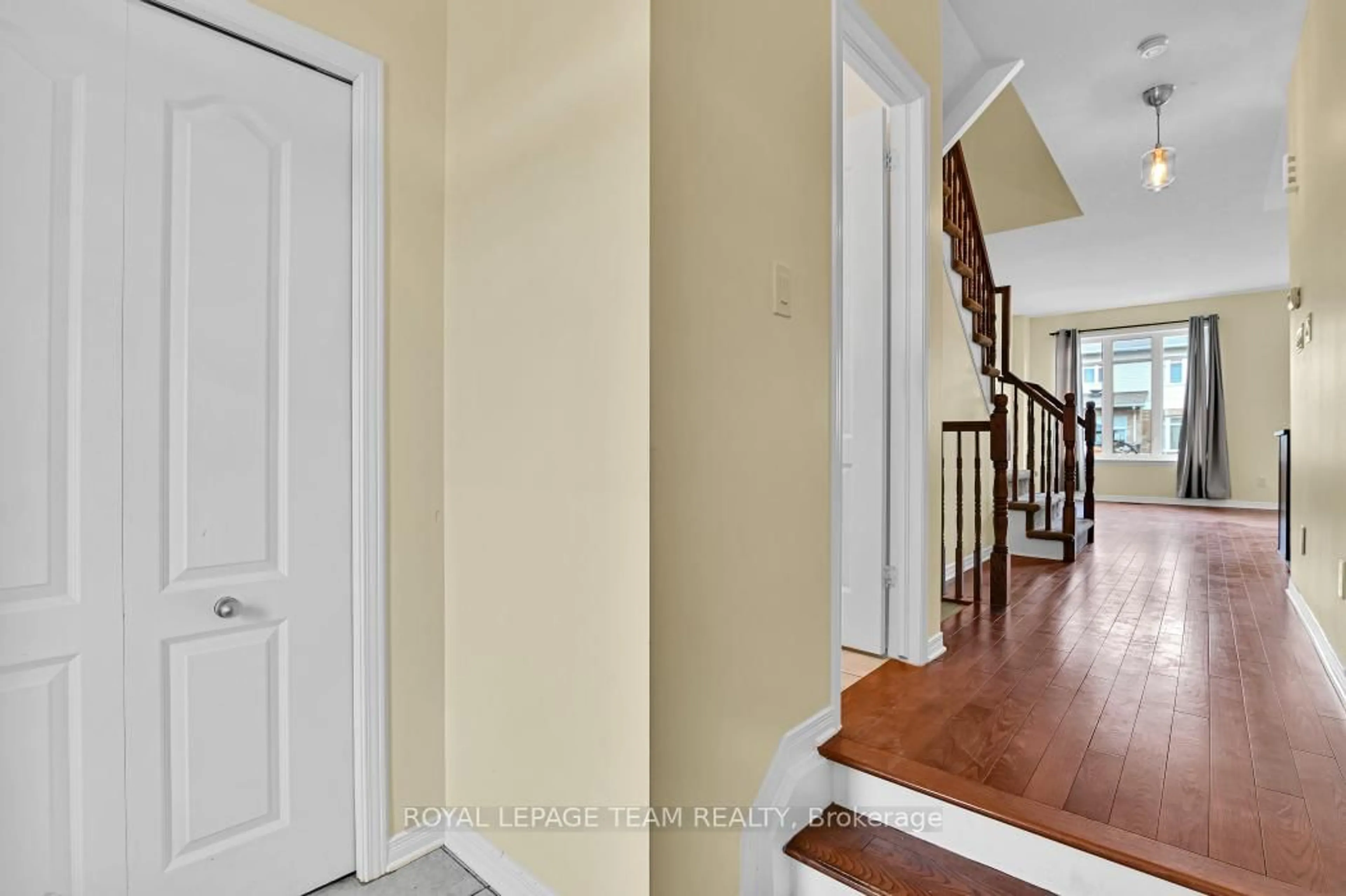 Indoor entryway for 773 Nakina Way, Ottawa Ontario K1V 2J2