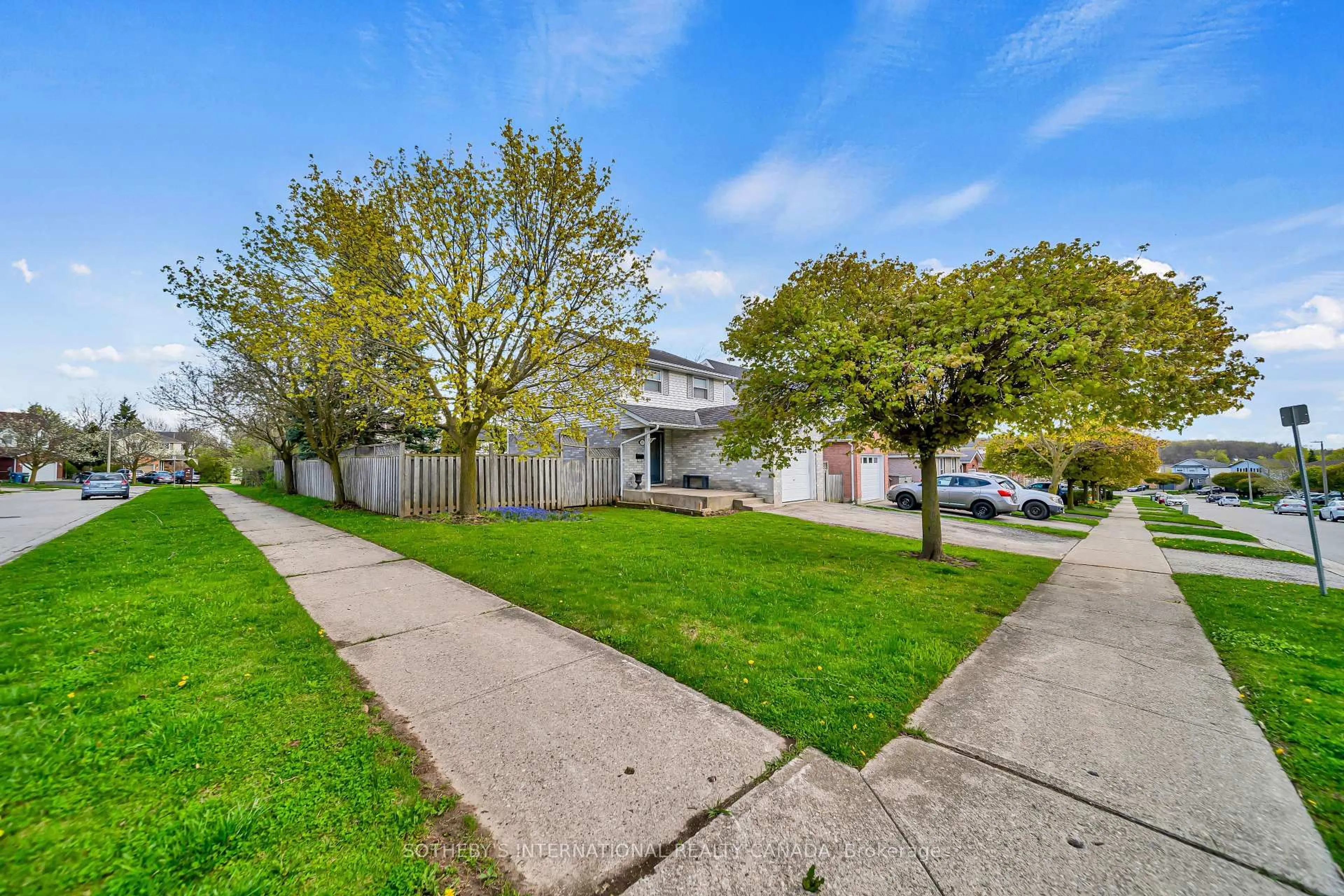A pic from outside/outdoor area/front of a property/back of a property/a pic from drone, street for 16 Moss Pl, Guelph Ontario N1G 4V1