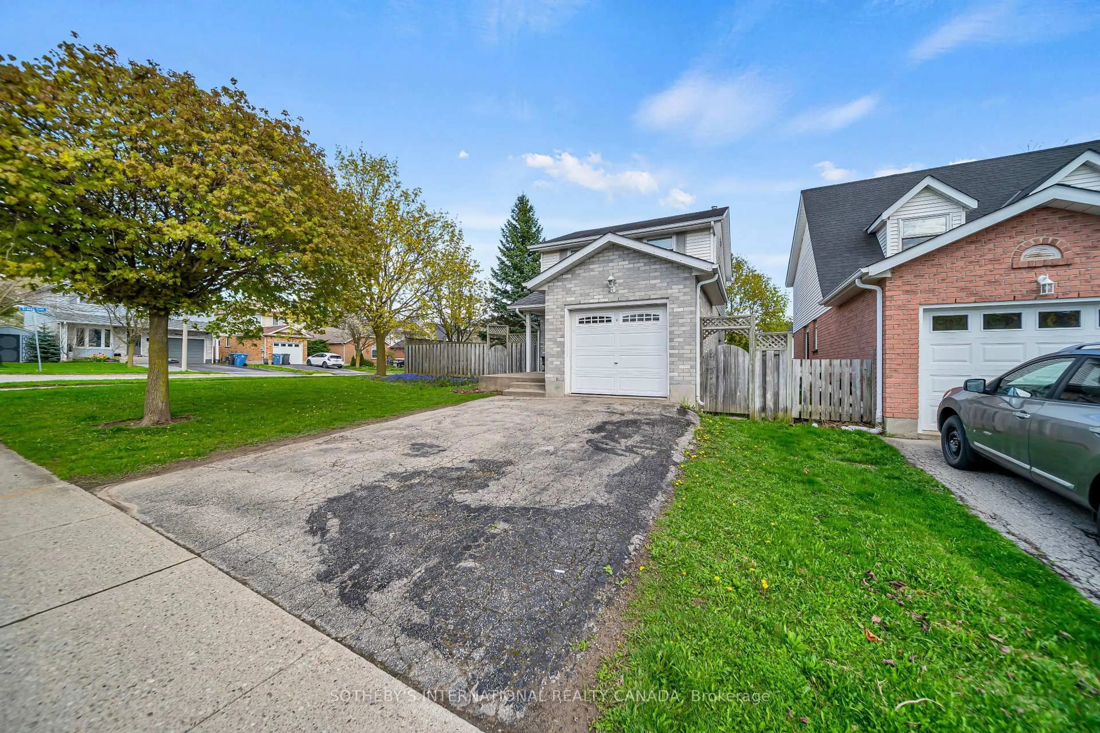 A pic from outside/outdoor area/front of a property/back of a property/a pic from drone, street for 16 Moss Pl, Guelph Ontario N1G 4V1