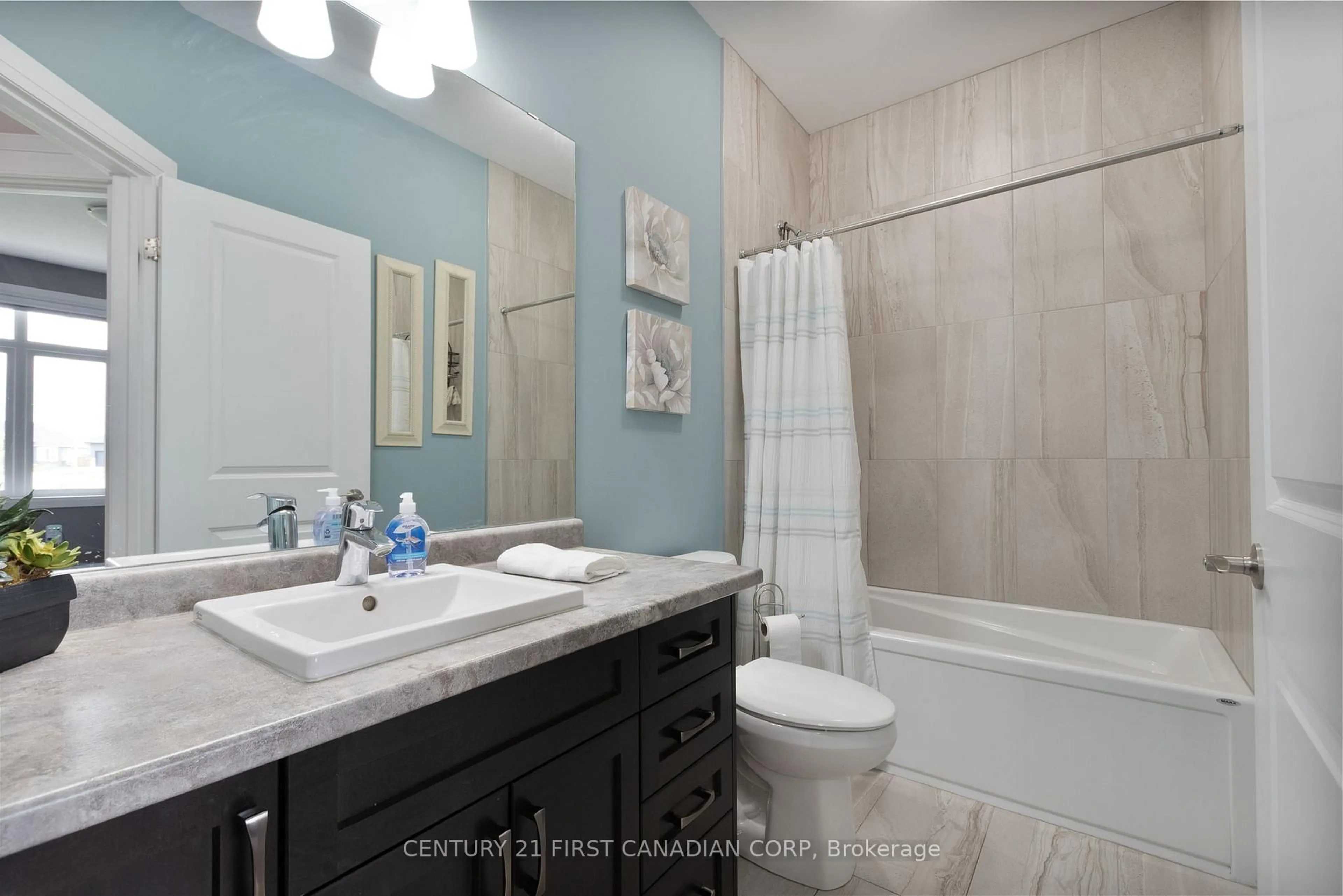 Standard bathroom, ceramic/tile floor for 52 Kemp Cres, Strathroy-Caradoc Ontario N7G 0G3