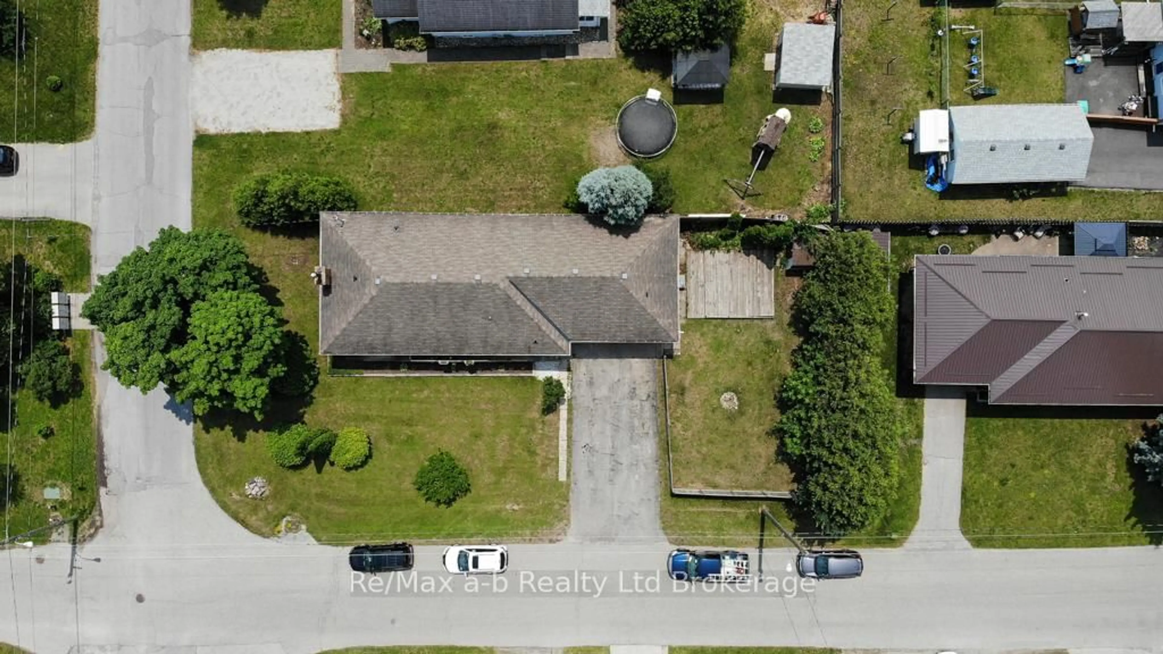 A pic from outside/outdoor area/front of a property/back of a property/a pic from drone, street for 9 Duncan St, Tillsonburg Ontario N4G 2N7