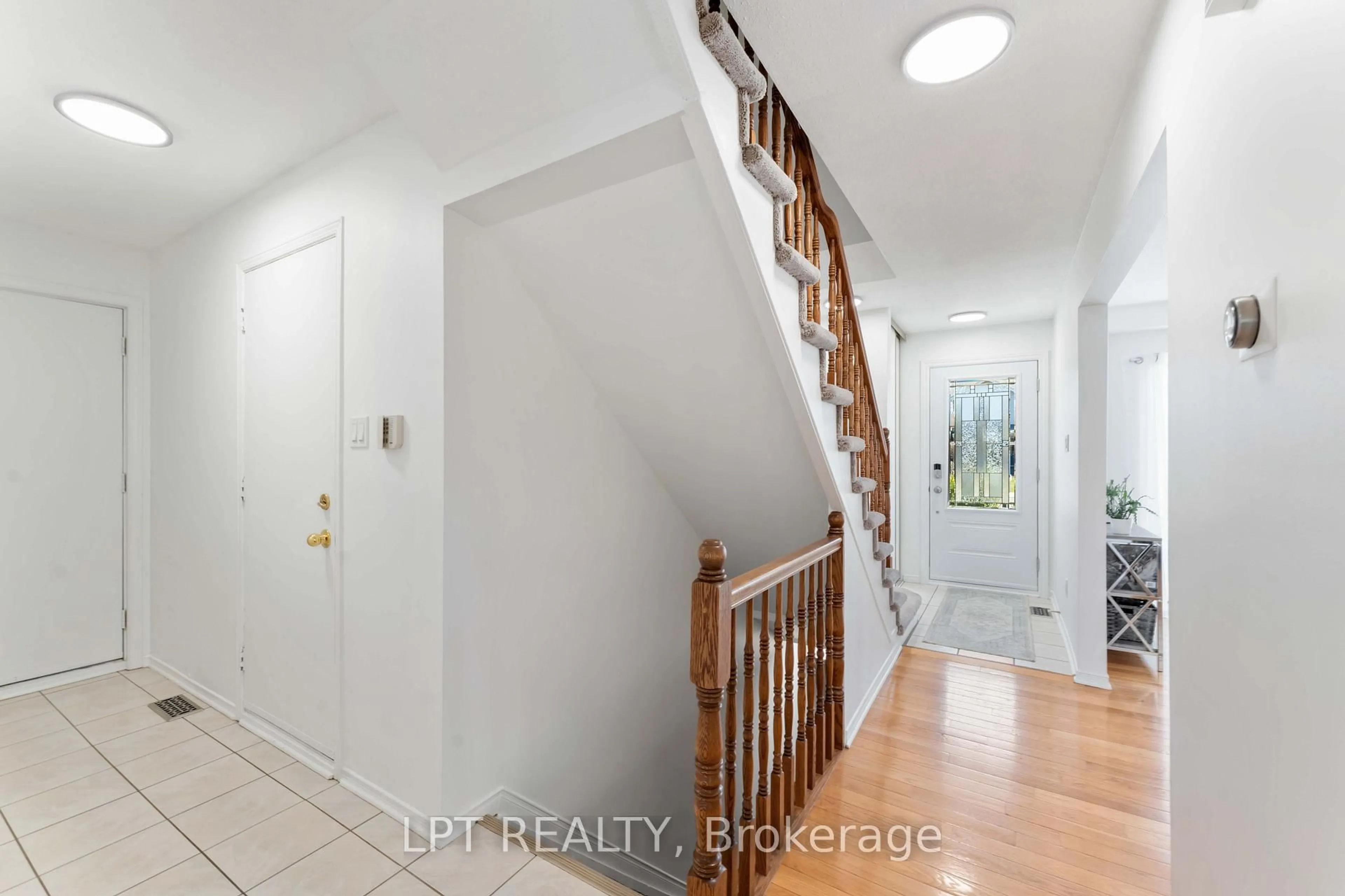 Indoor entryway for 62 TARTAN Dr, Barrhaven Ontario K2J 2V5