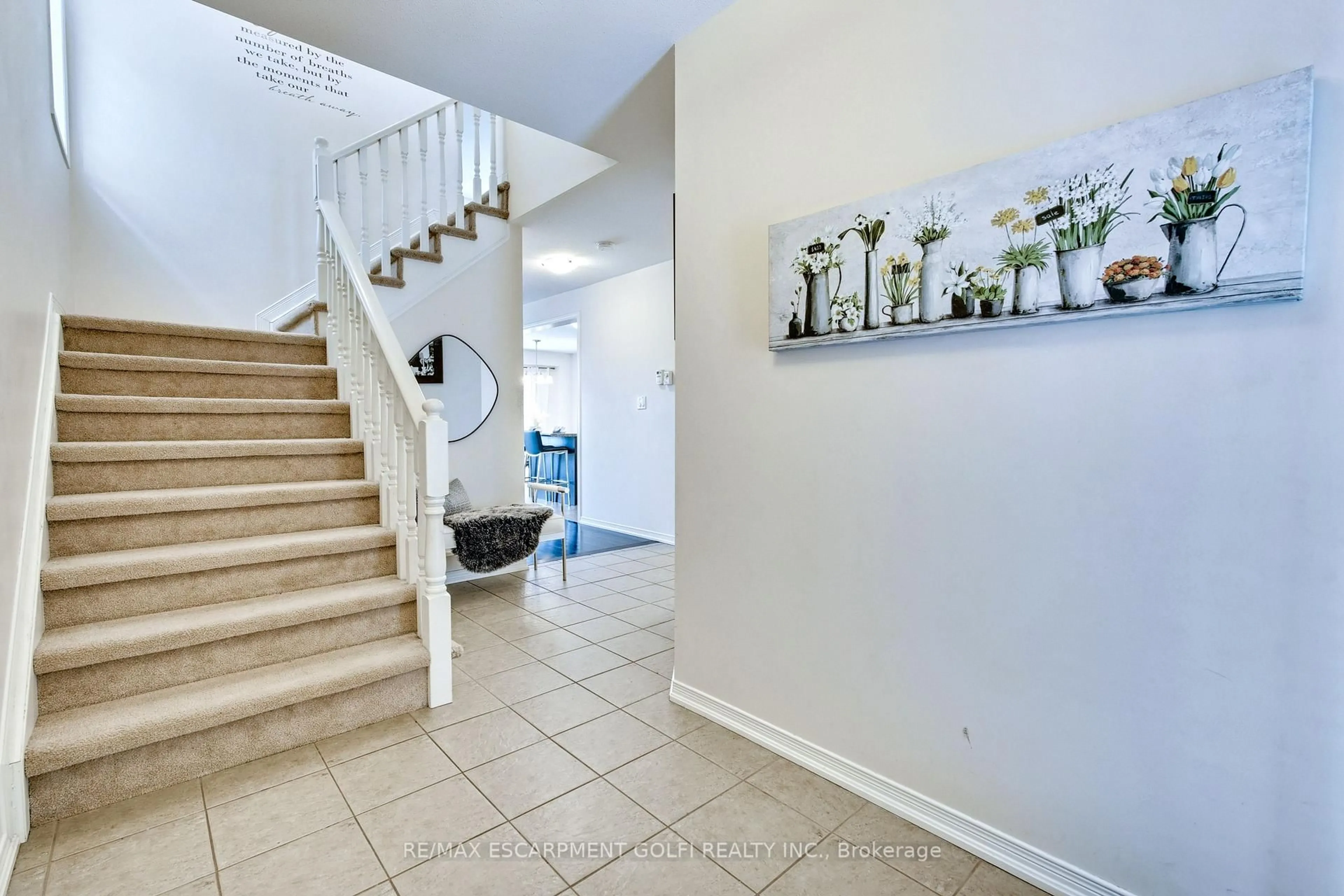 Indoor foyer for 6604 Mary Dr, Niagara Falls Ontario L2H 0B5