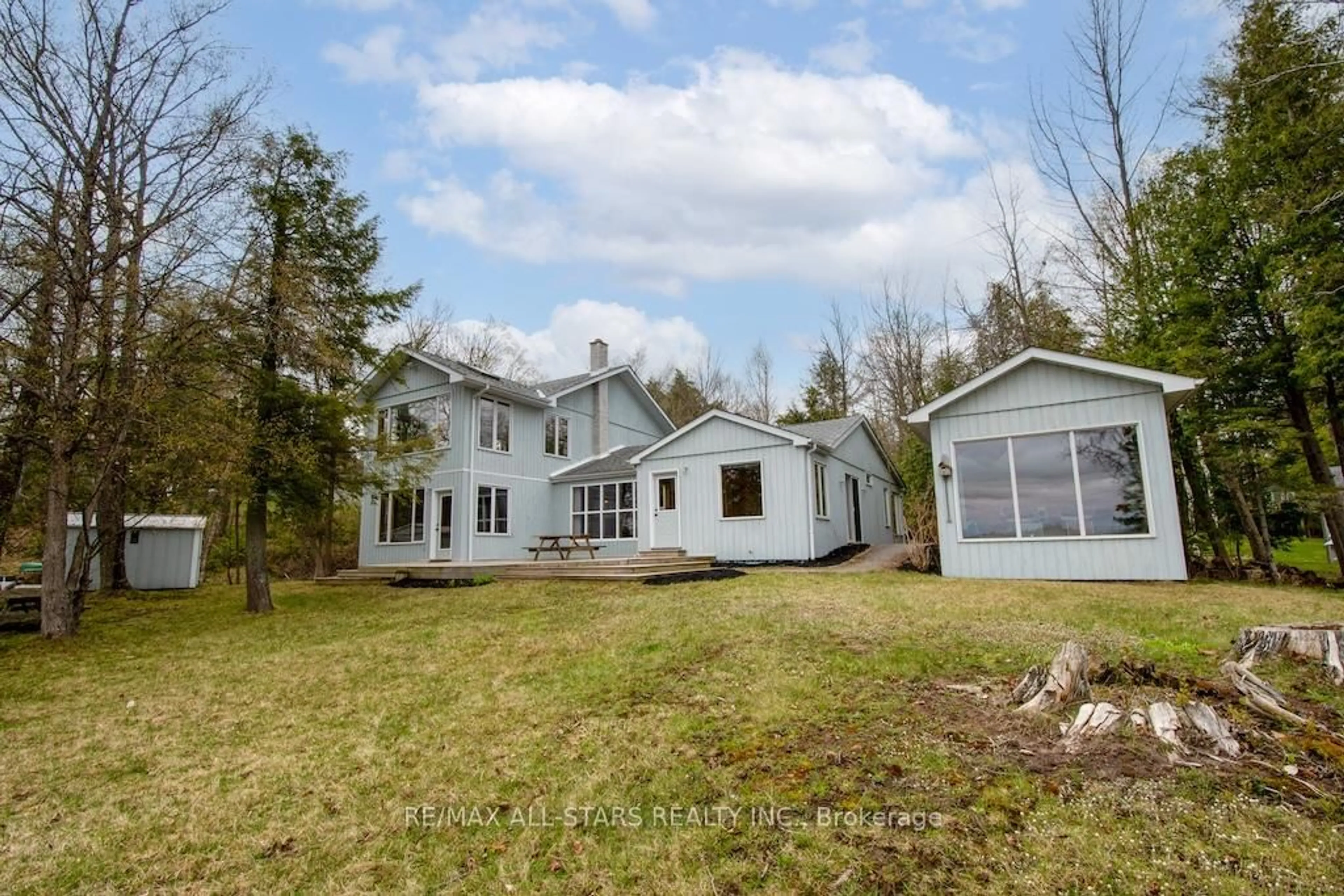 A pic from outside/outdoor area/front of a property/back of a property/a pic from drone, unknown for 128 Maryland Dr, Selwyn Ontario K9T 6X3