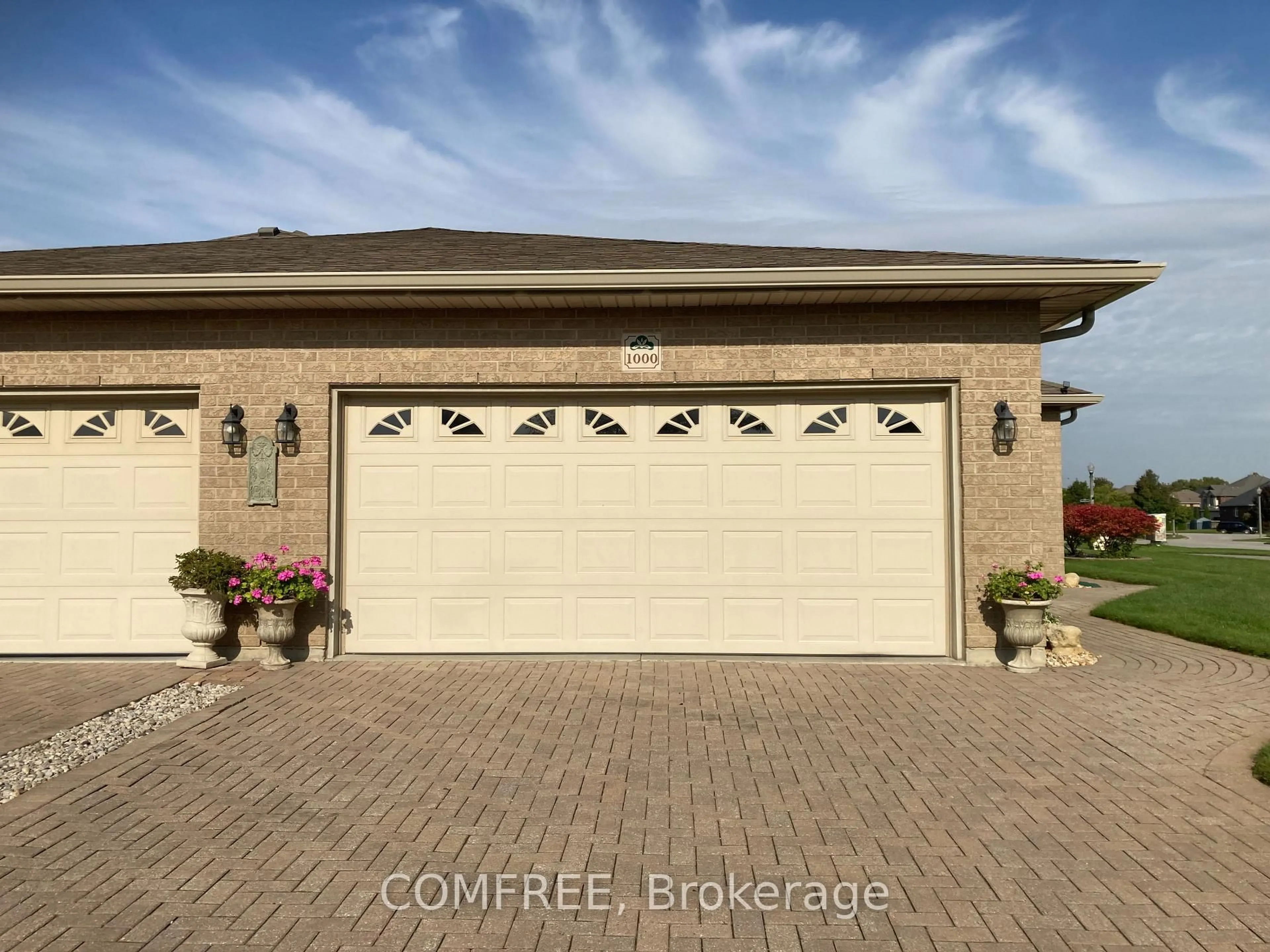Indoor garage for 1000 Imperial Cres, Windsor Ontario N9G 2T3