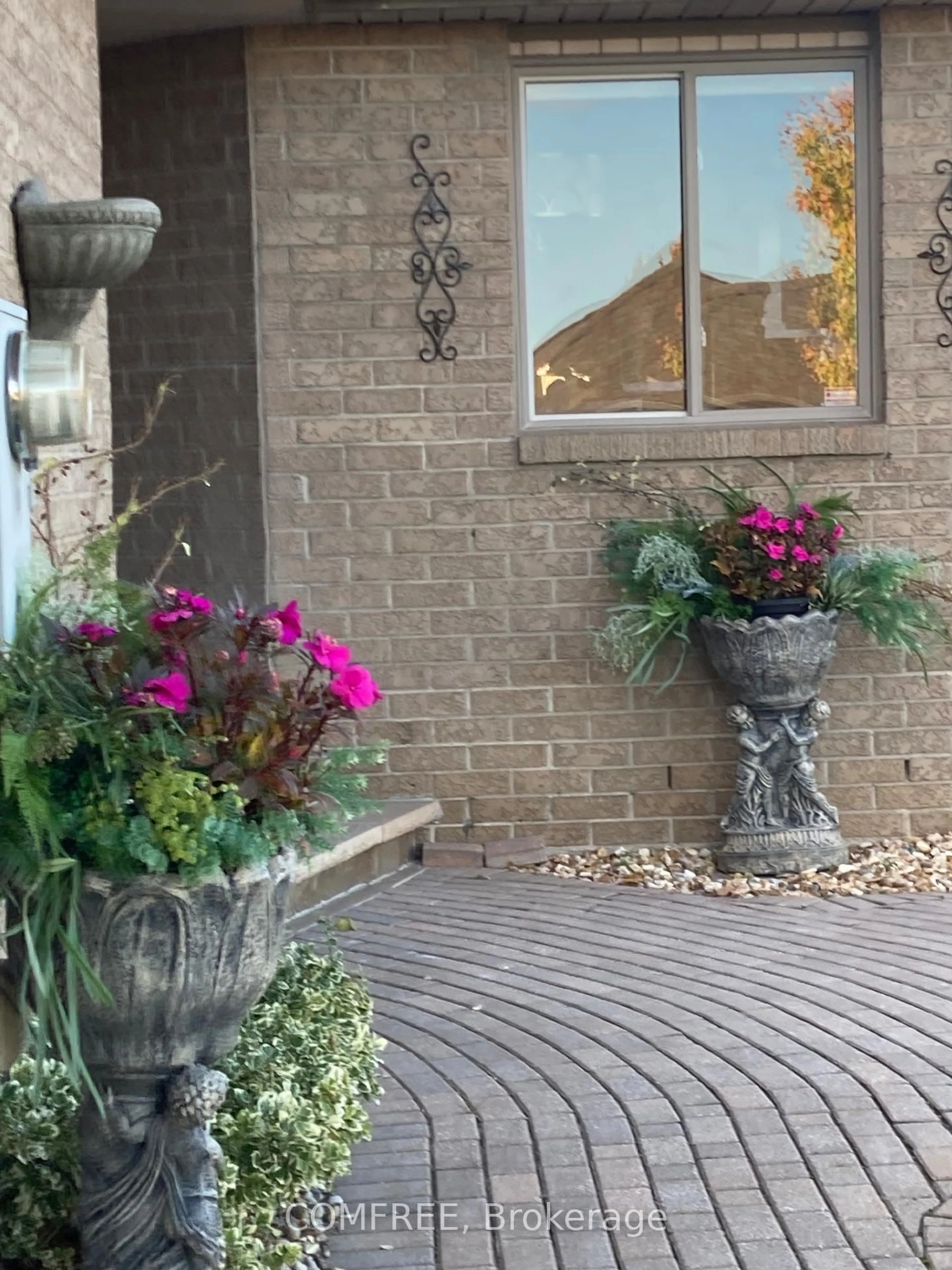 Patio, street for 1000 Imperial Cres, Windsor Ontario N9G 2T3