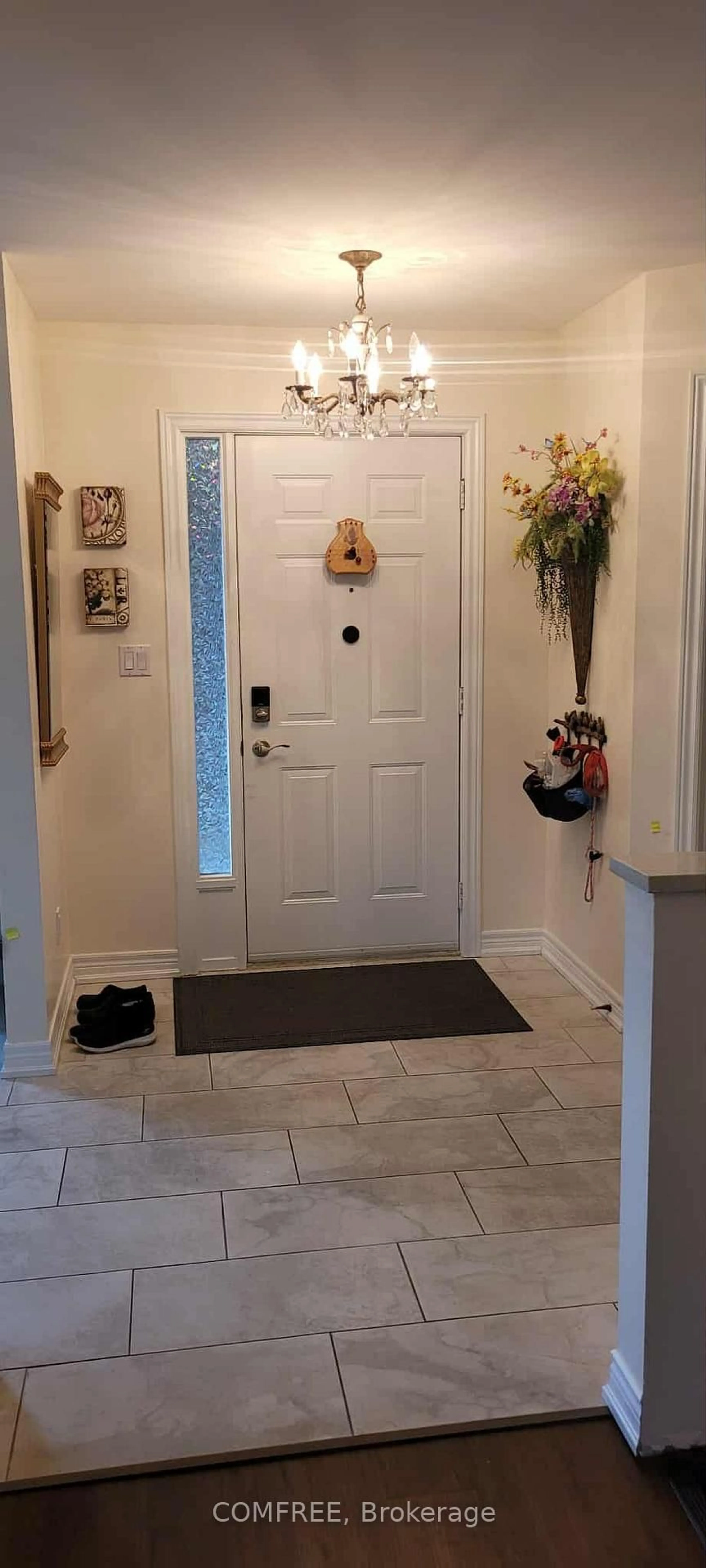 Indoor entryway for 1000 Imperial Cres, Windsor Ontario N9G 2T3
