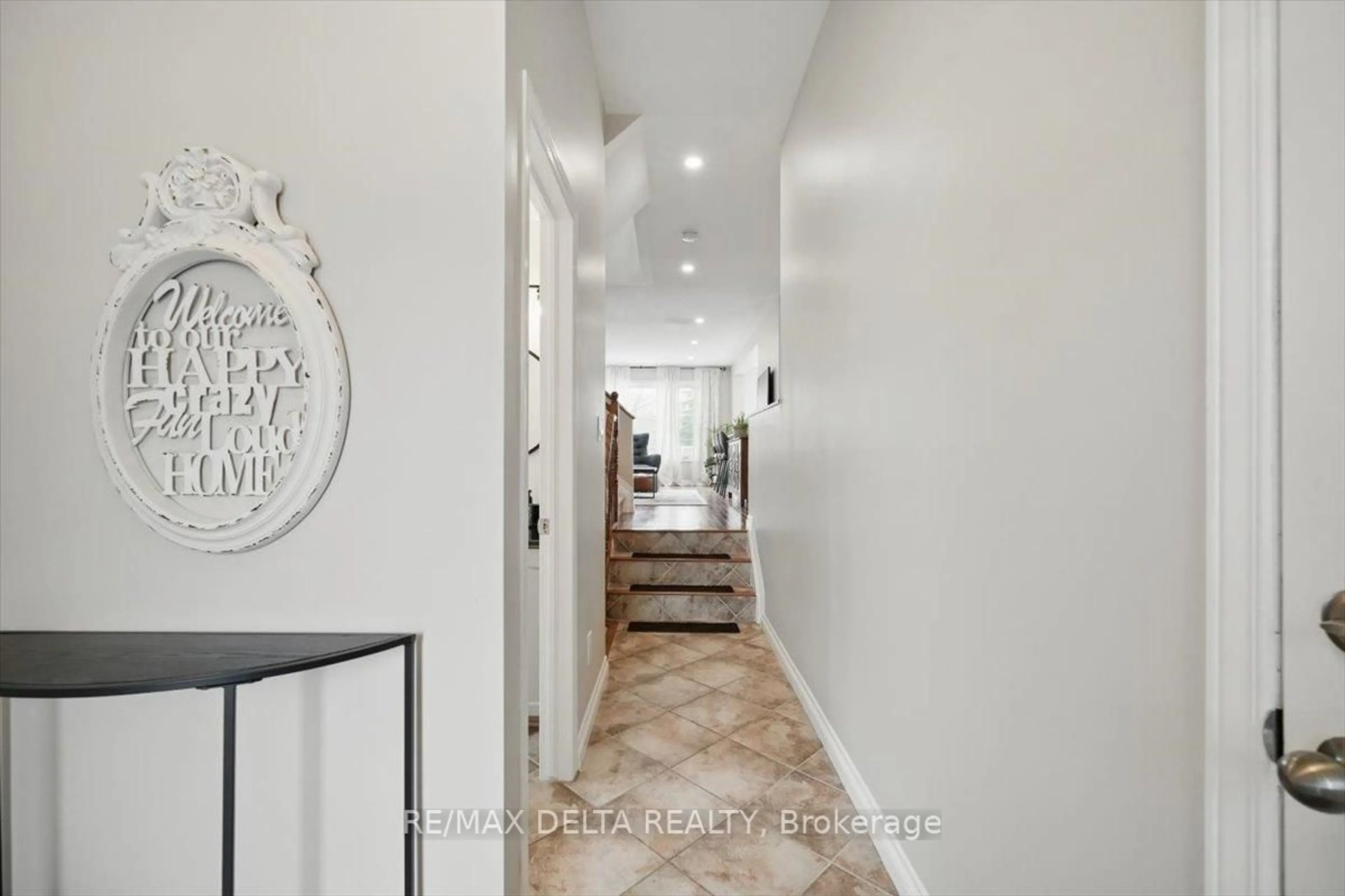 Indoor entryway for 6065 Pineglade Cres, Ottawa Ontario K1W 1H1