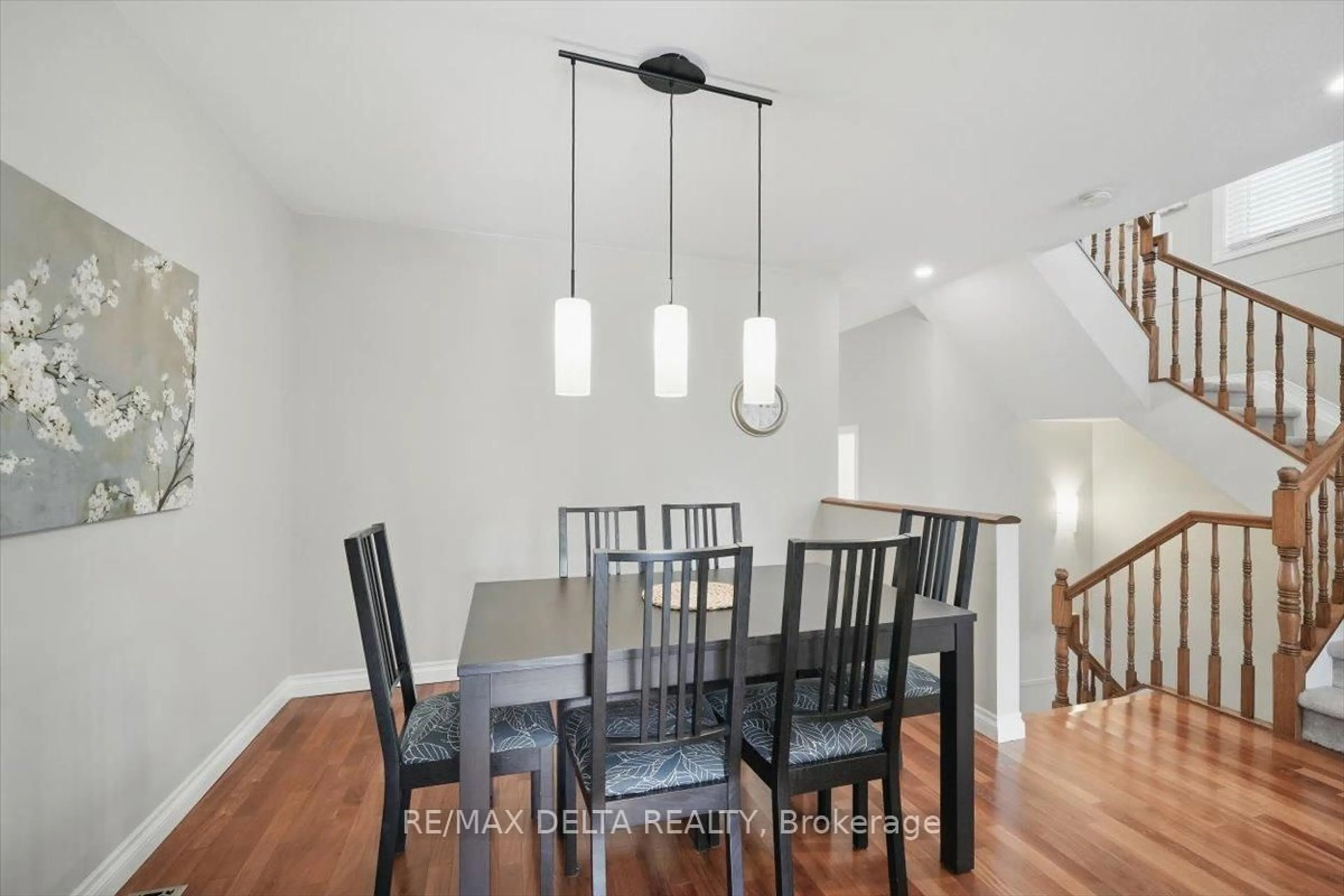 Dining room, wood/laminate floor for 6065 Pineglade Cres, Ottawa Ontario K1W 1H1