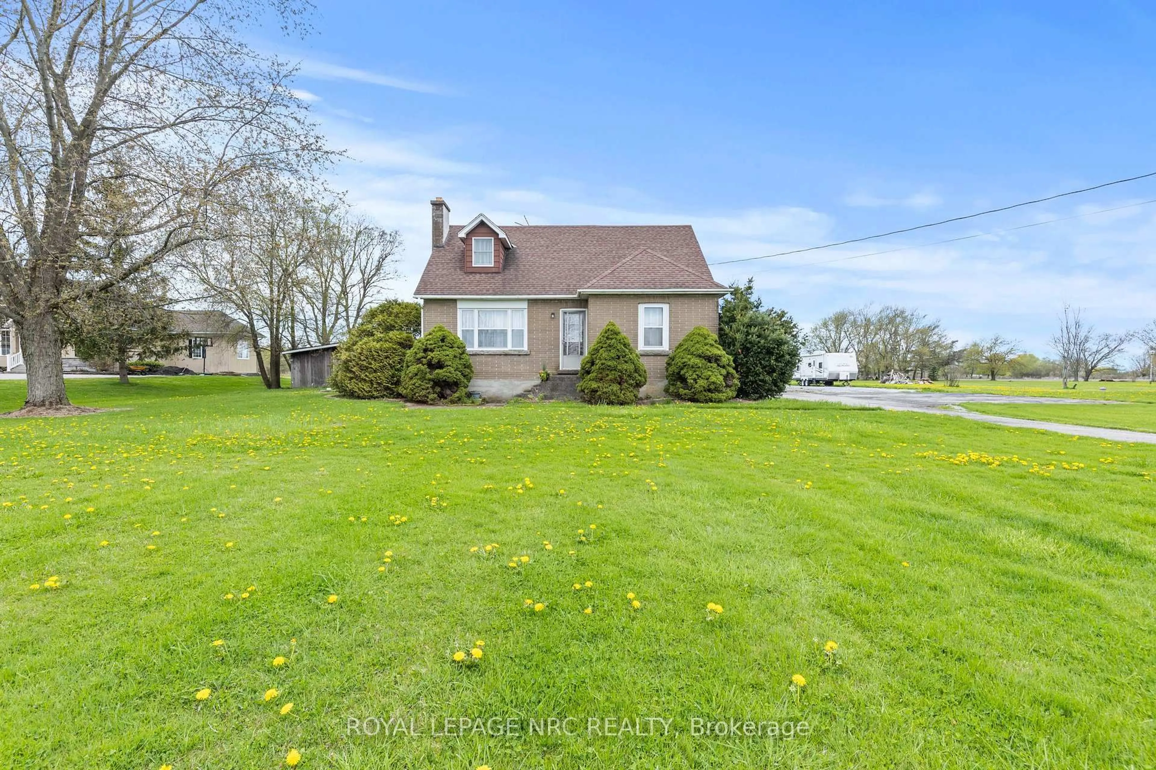 A pic from outside/outdoor area/front of a property/back of a property/a pic from drone, water/lake/river/ocean view for 11278 Golf Course Rd, Wainfleet Ontario L0S 1V0