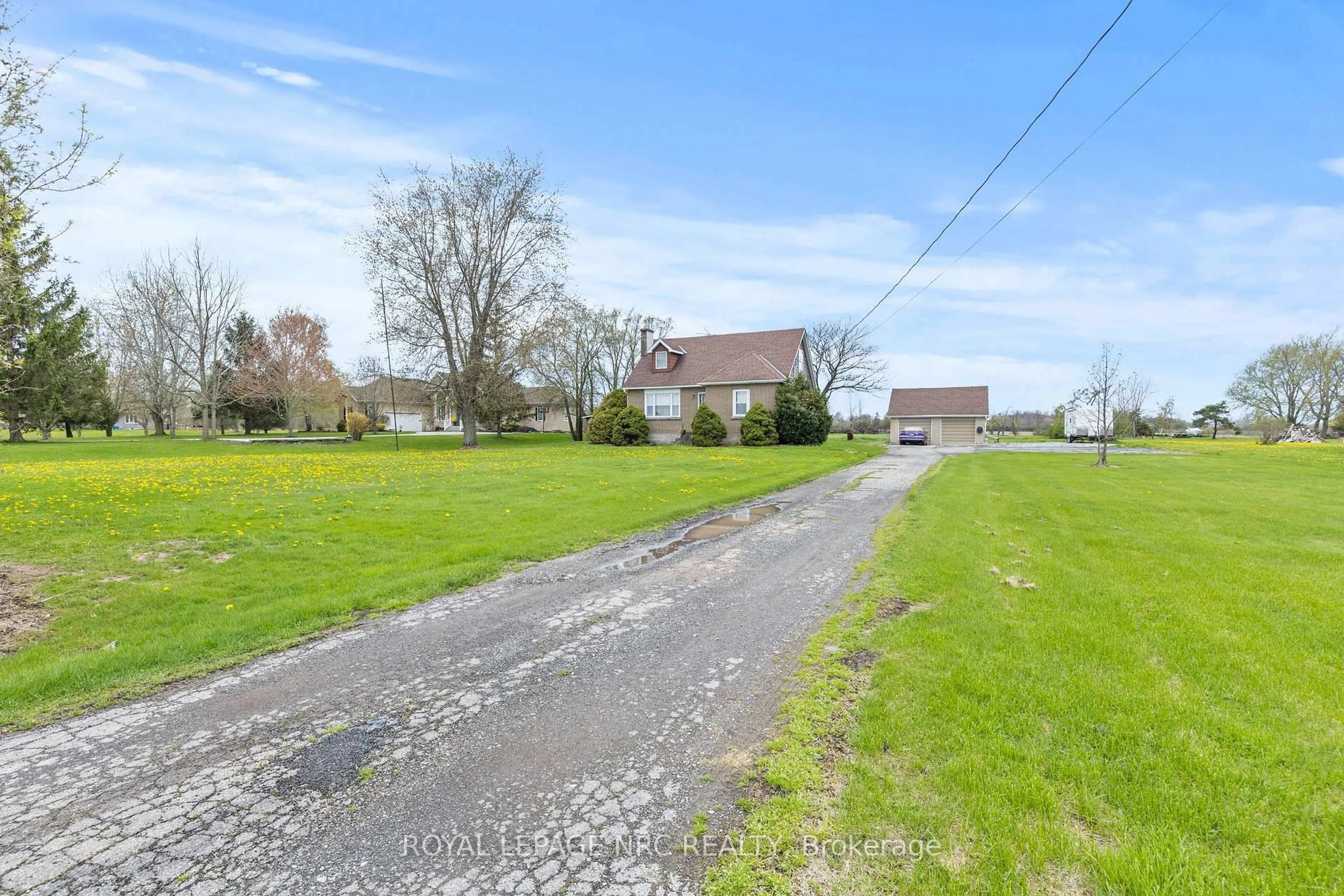 A pic from outside/outdoor area/front of a property/back of a property/a pic from drone, street for 11278 Golf Course Rd, Wainfleet Ontario L0S 1V0
