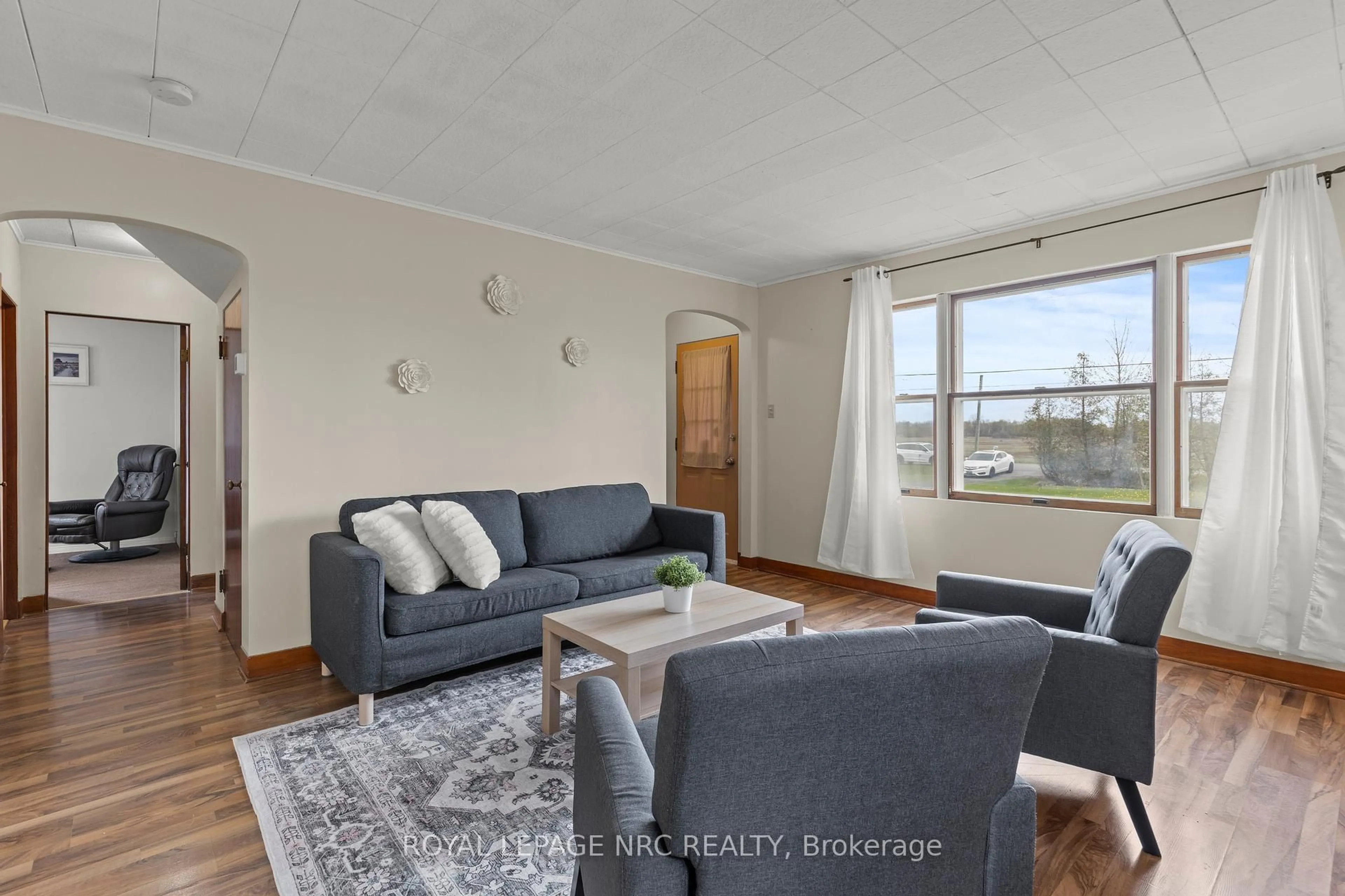 Living room with furniture, wood/laminate floor for 11278 Golf Course Rd, Wainfleet Ontario L0S 1V0