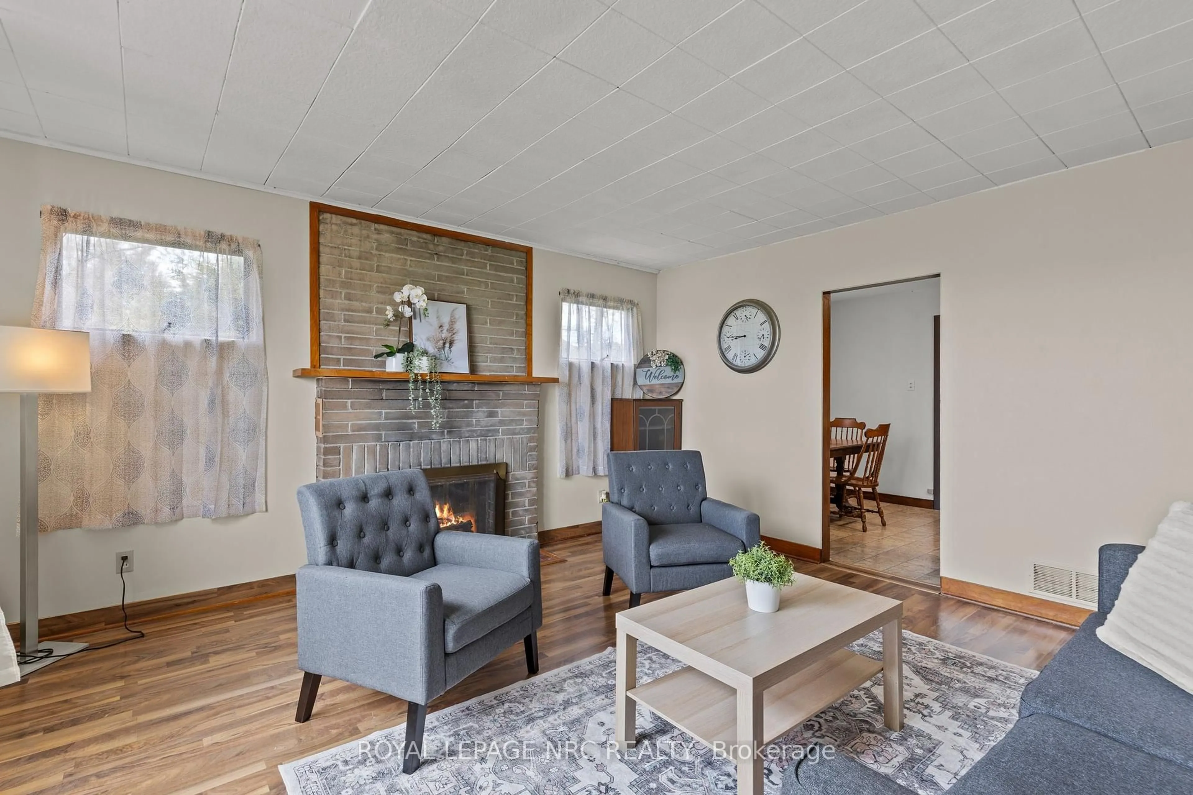 Living room with furniture, unknown for 11278 Golf Course Rd, Wainfleet Ontario L0S 1V0