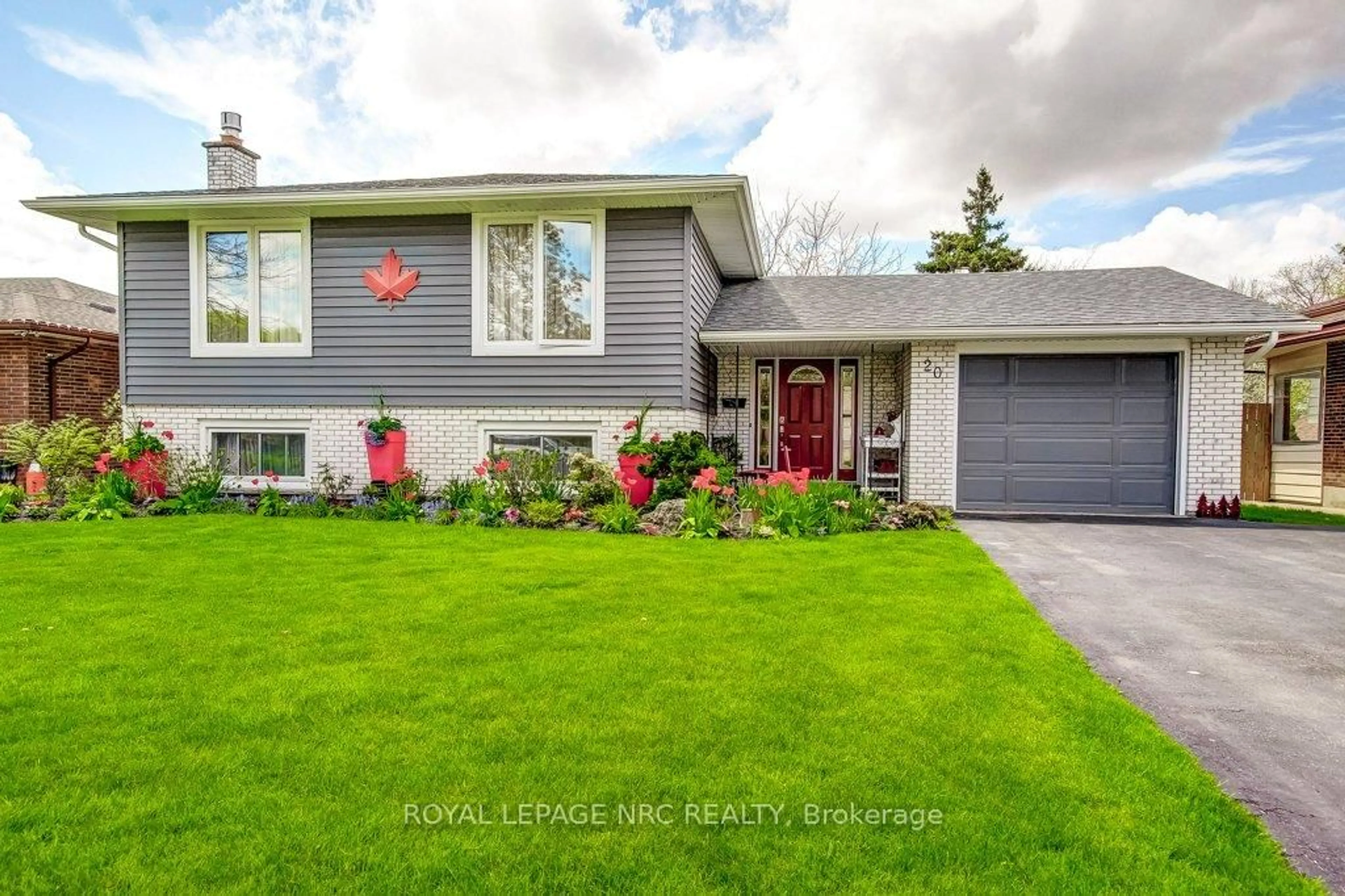 Home with vinyl exterior material, street for 20 Royal Henley Blvd, St. Catharines Ontario L2N 4R8