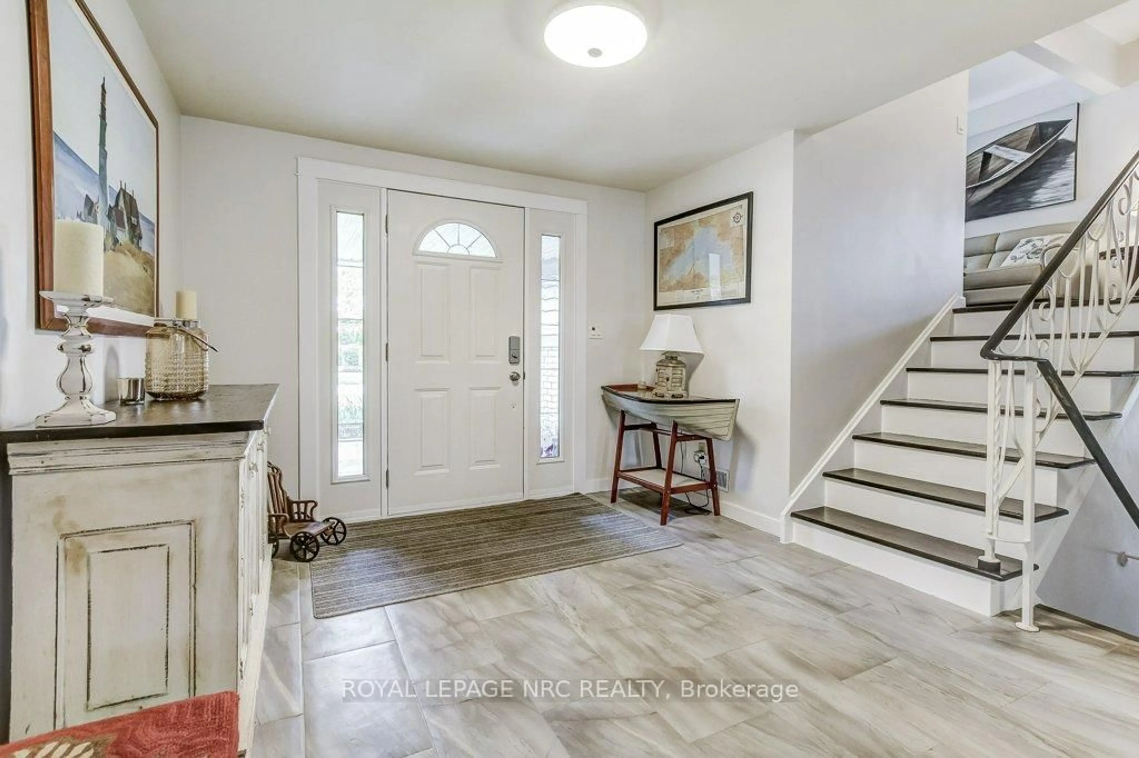 Indoor entryway for 20 Royal Henley Blvd, St. Catharines Ontario L2N 4R8