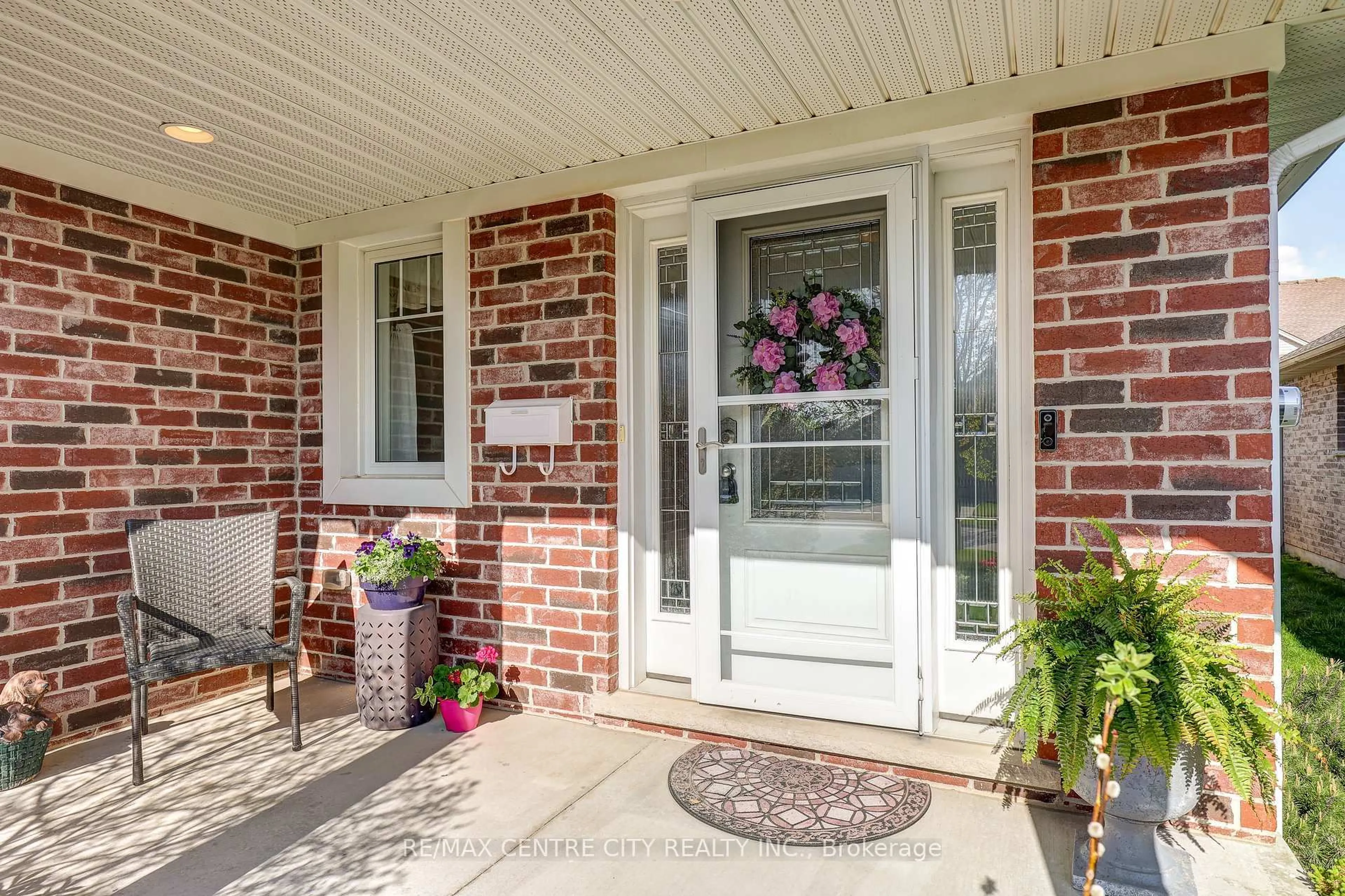 Indoor entryway for 19 Blairmont Terr, St. Thomas Ontario N5R 0E2