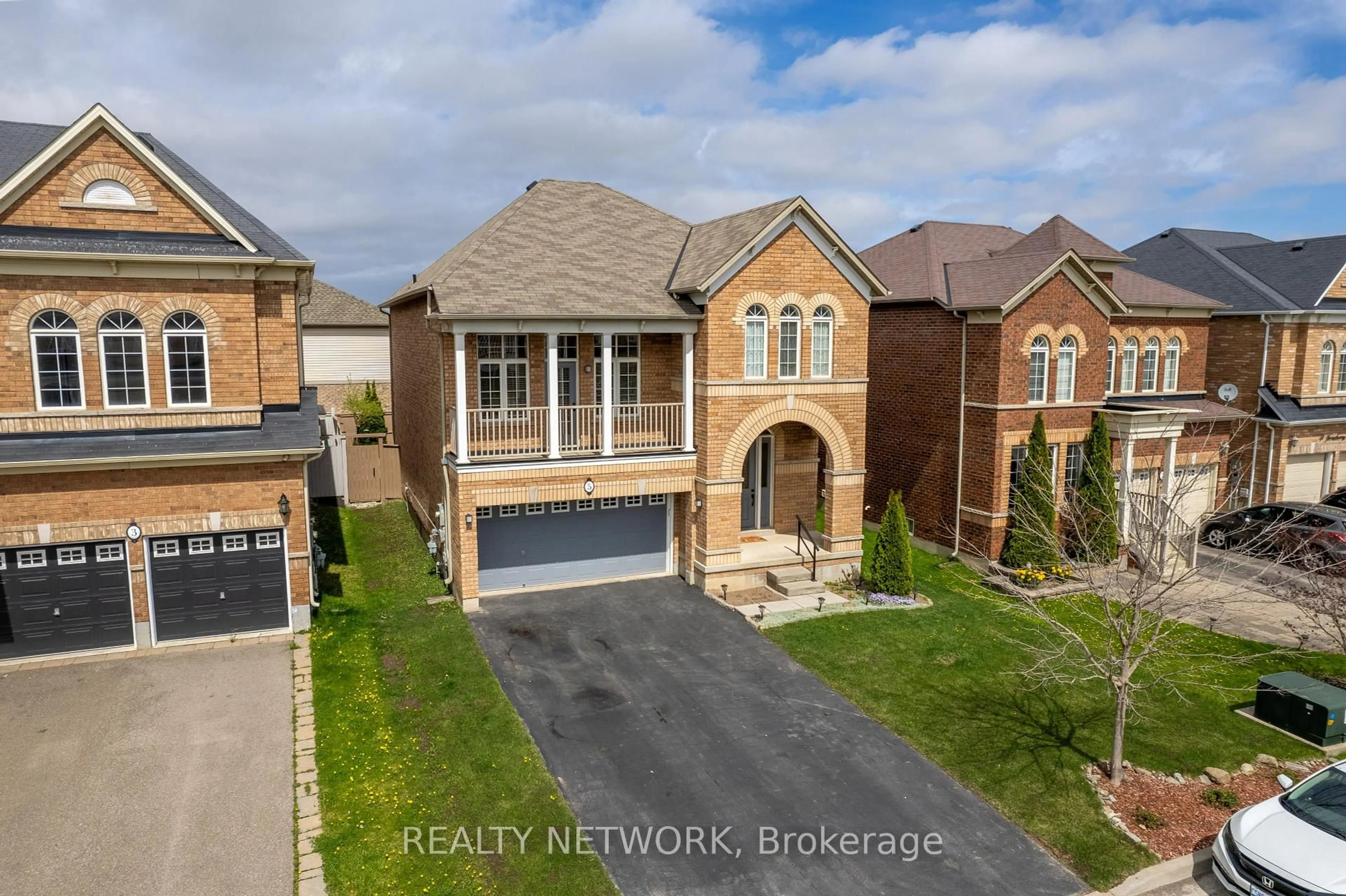 A pic from outside/outdoor area/front of a property/back of a property/a pic from drone, street for 5 Juneberry Rd, Thorold Ontario L2V 0B2