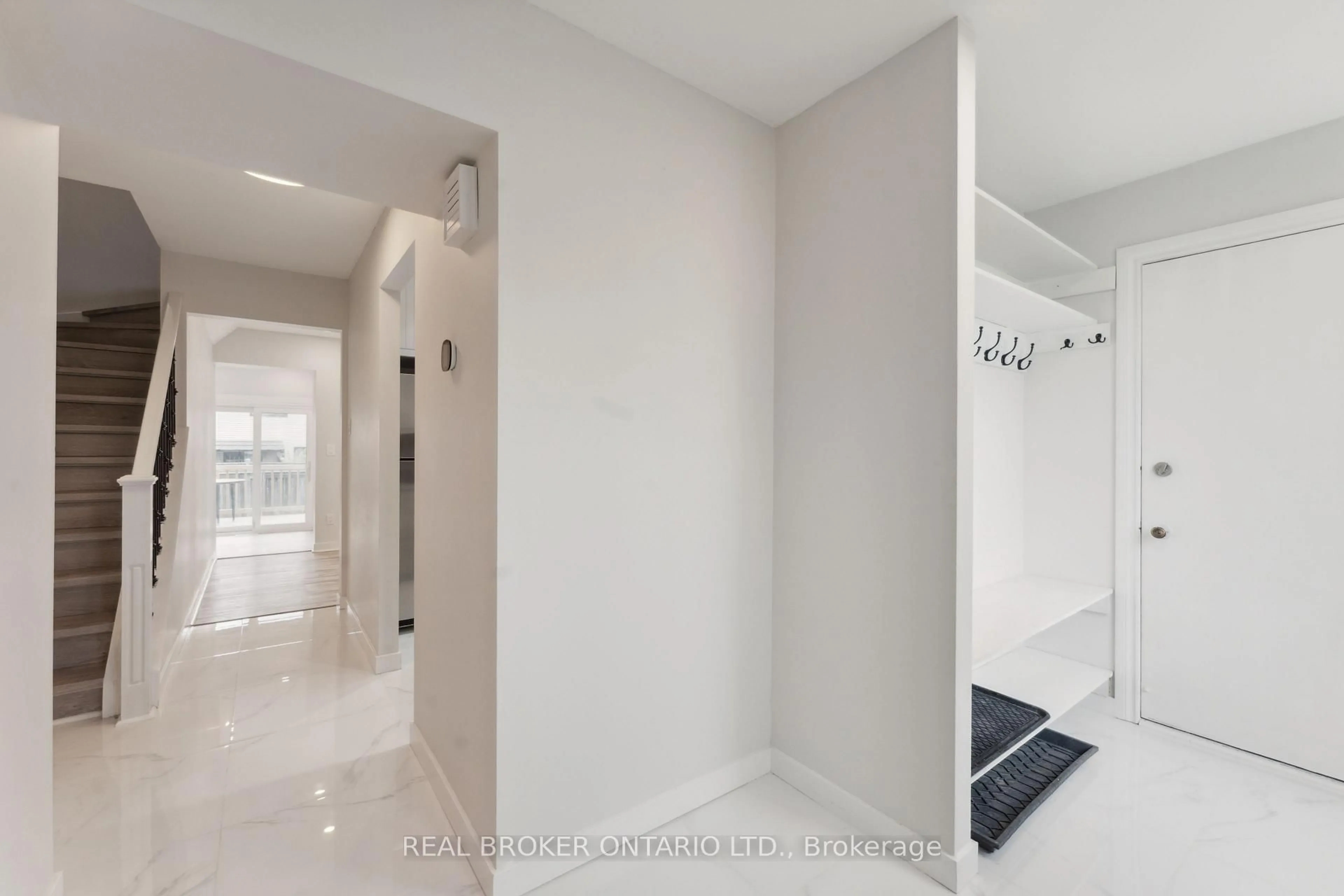Indoor entryway for 125 Priam Way, Ottawa Ontario K2H 8S7