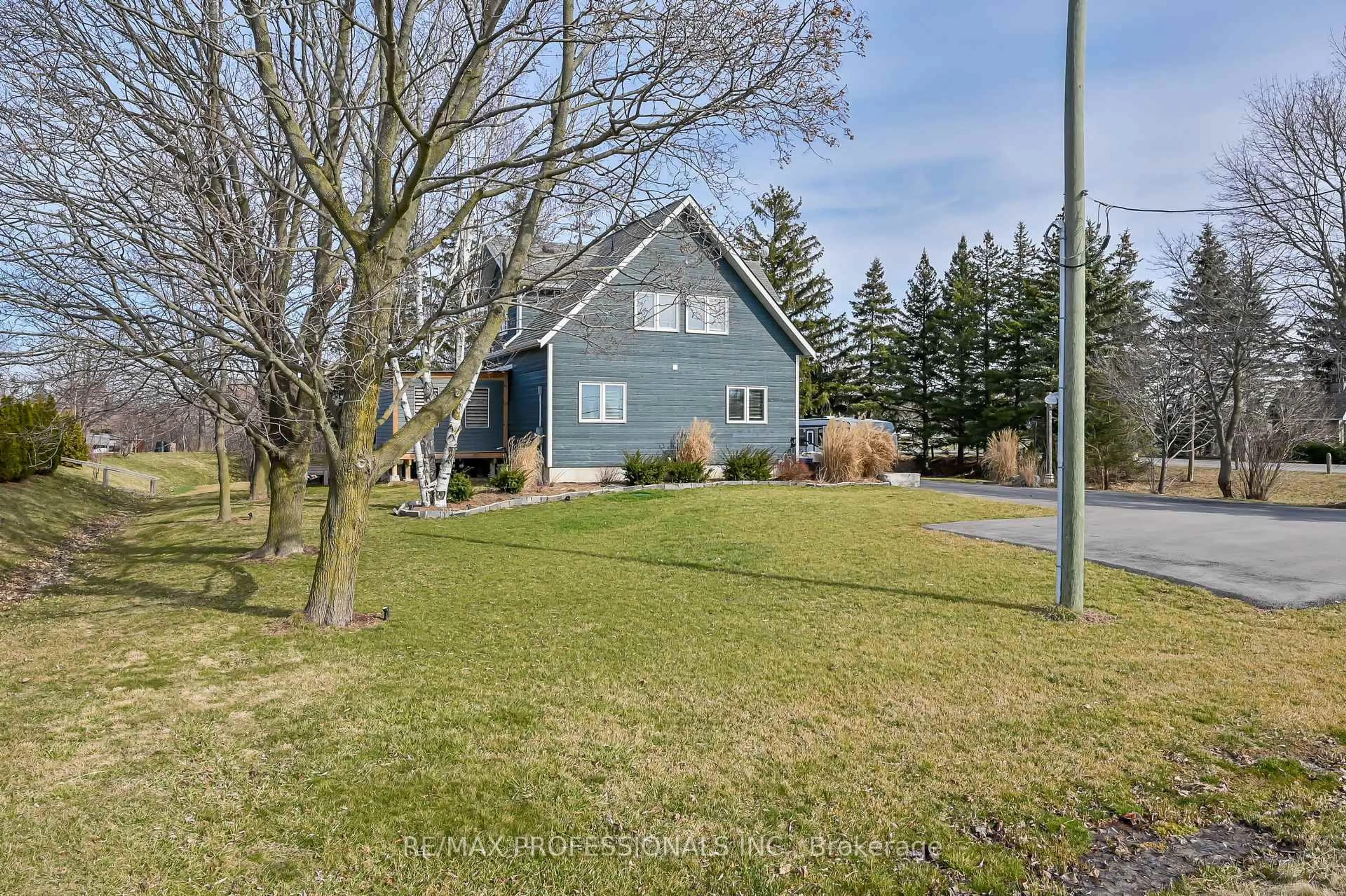 A pic from outside/outdoor area/front of a property/back of a property/a pic from drone, street for 195 Hwy 5 N/A, Hamilton Ontario L9H 5E2
