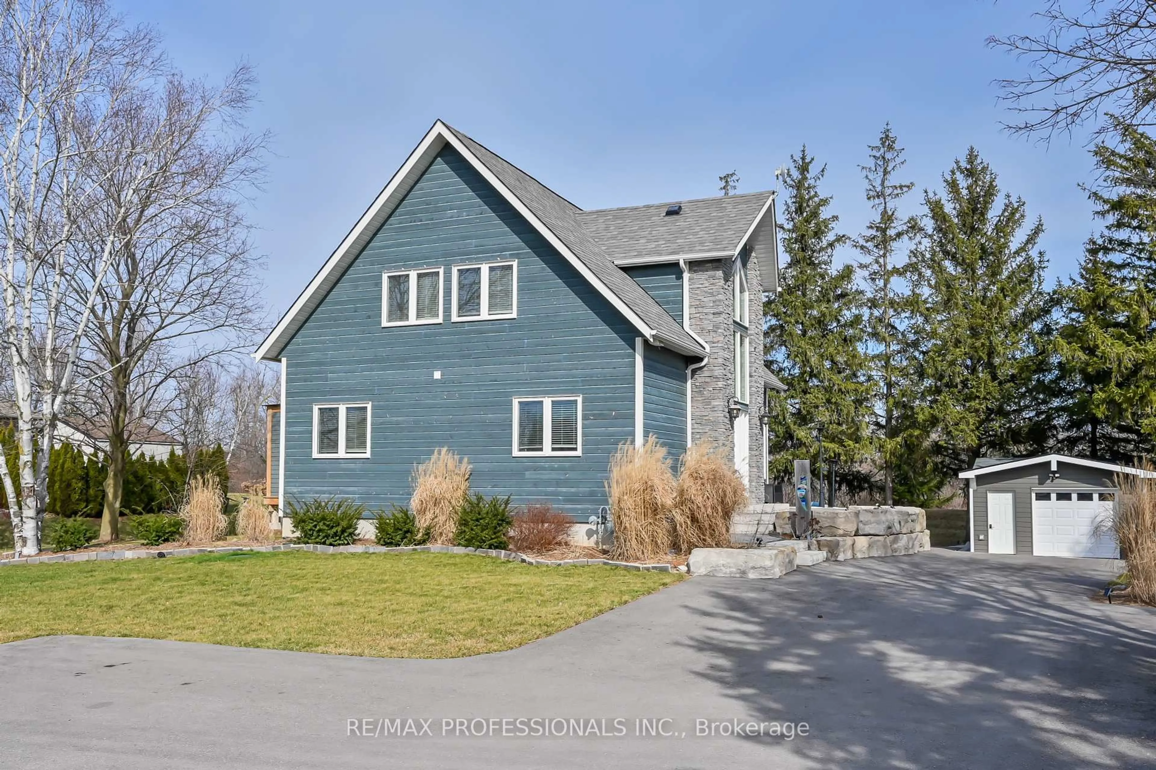 Home with vinyl exterior material, street for 195 Hwy 5 N/A, Hamilton Ontario L9H 5E2