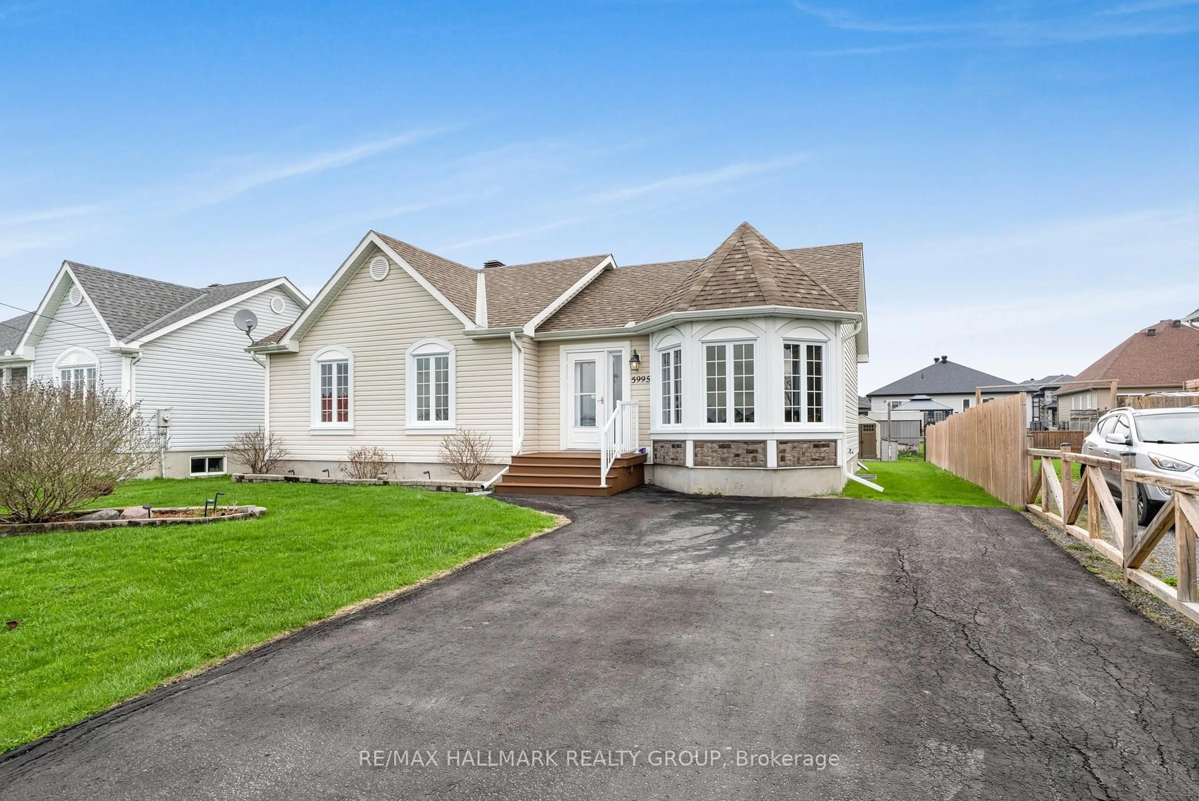 Home with vinyl exterior material, street for 5995 DU CENTRE St, Alfred and Plantagenet Ontario K0A 3K0