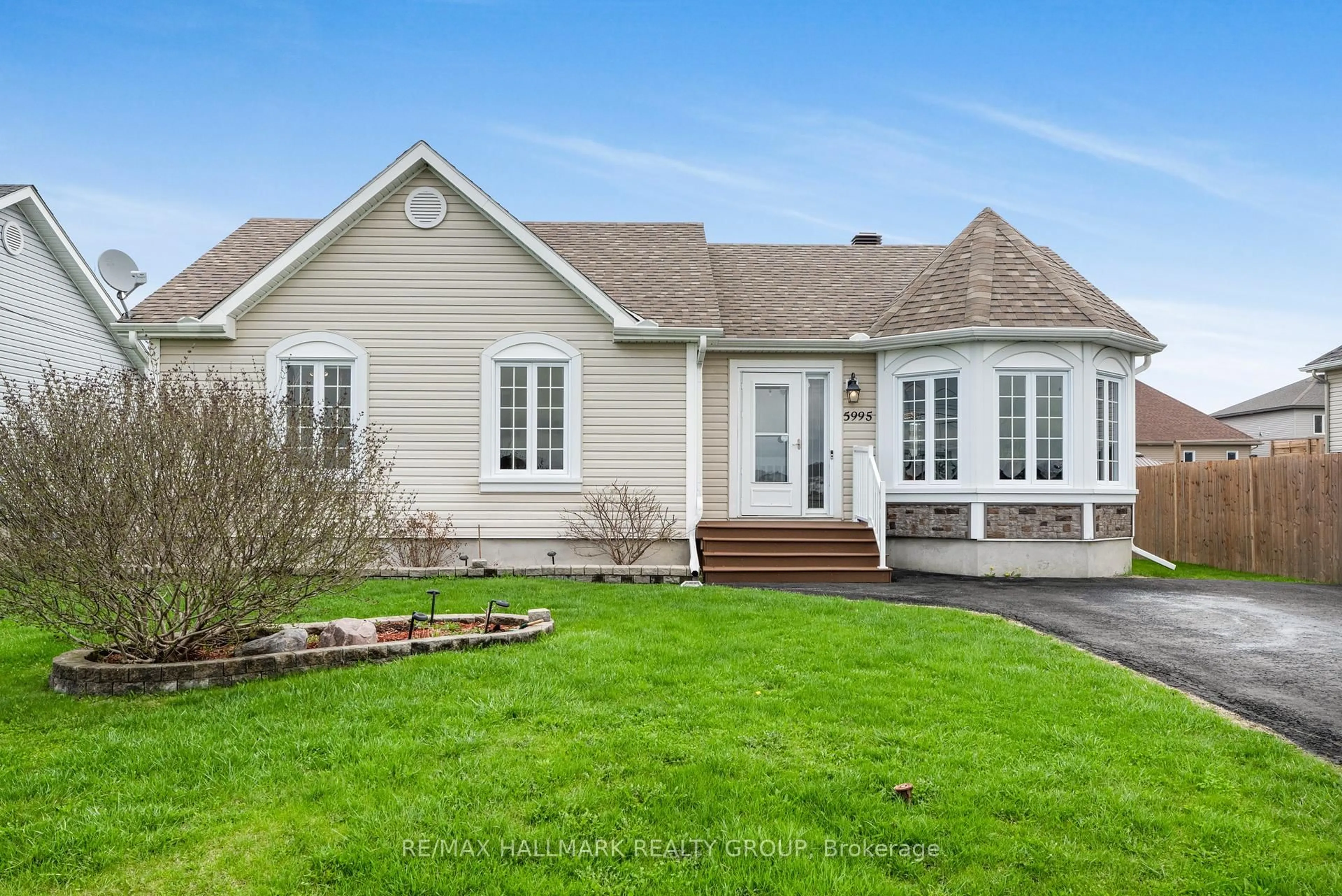 Home with vinyl exterior material, street for 5995 DU CENTRE St, Alfred and Plantagenet Ontario K0A 3K0