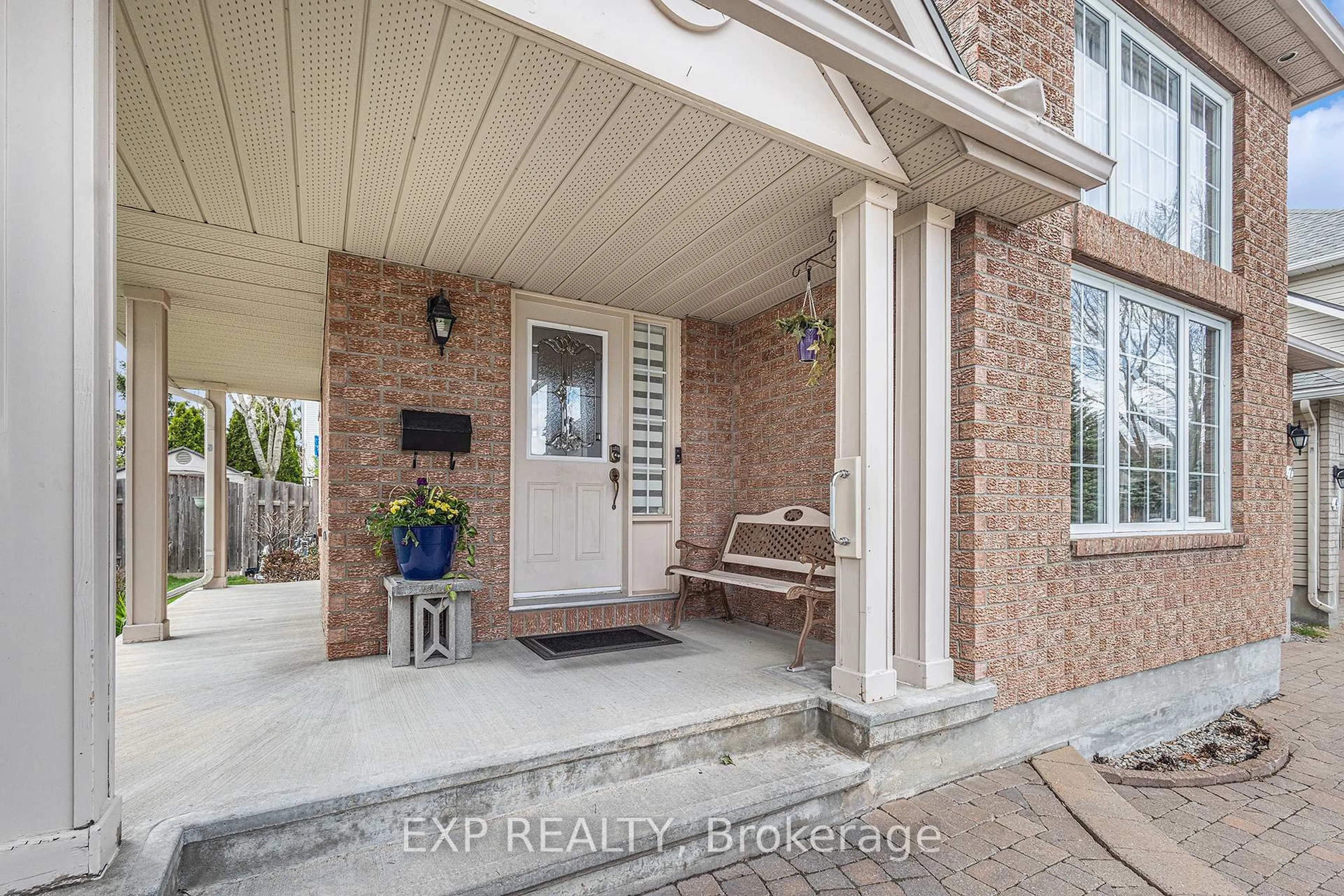 Indoor entryway for 2 Rossan St, Ottawa Ontario K2G 6R6
