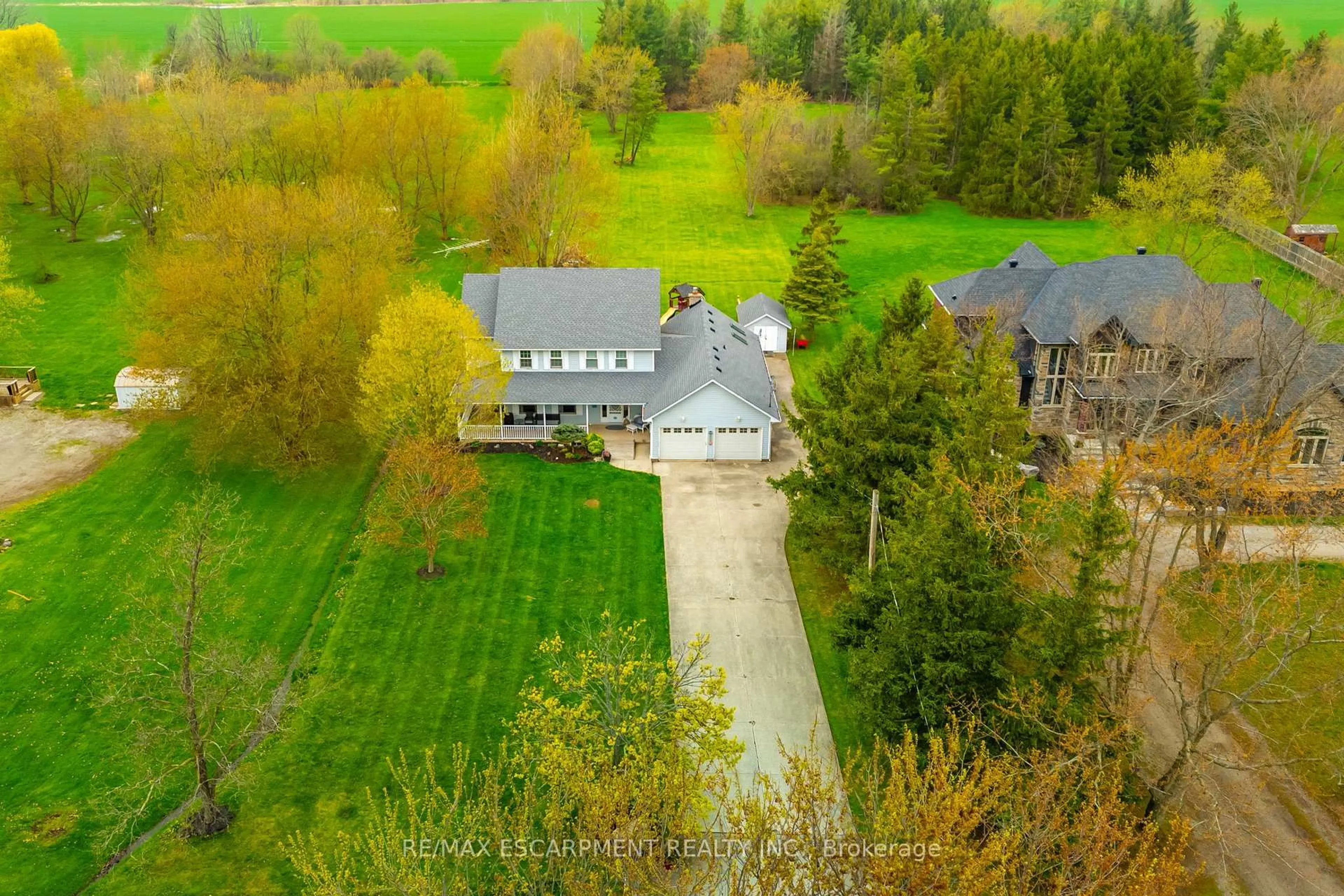 A pic from outside/outdoor area/front of a property/back of a property/a pic from drone, unknown for 248 Hysert Rd, Grimsby Ontario L3M 4E7