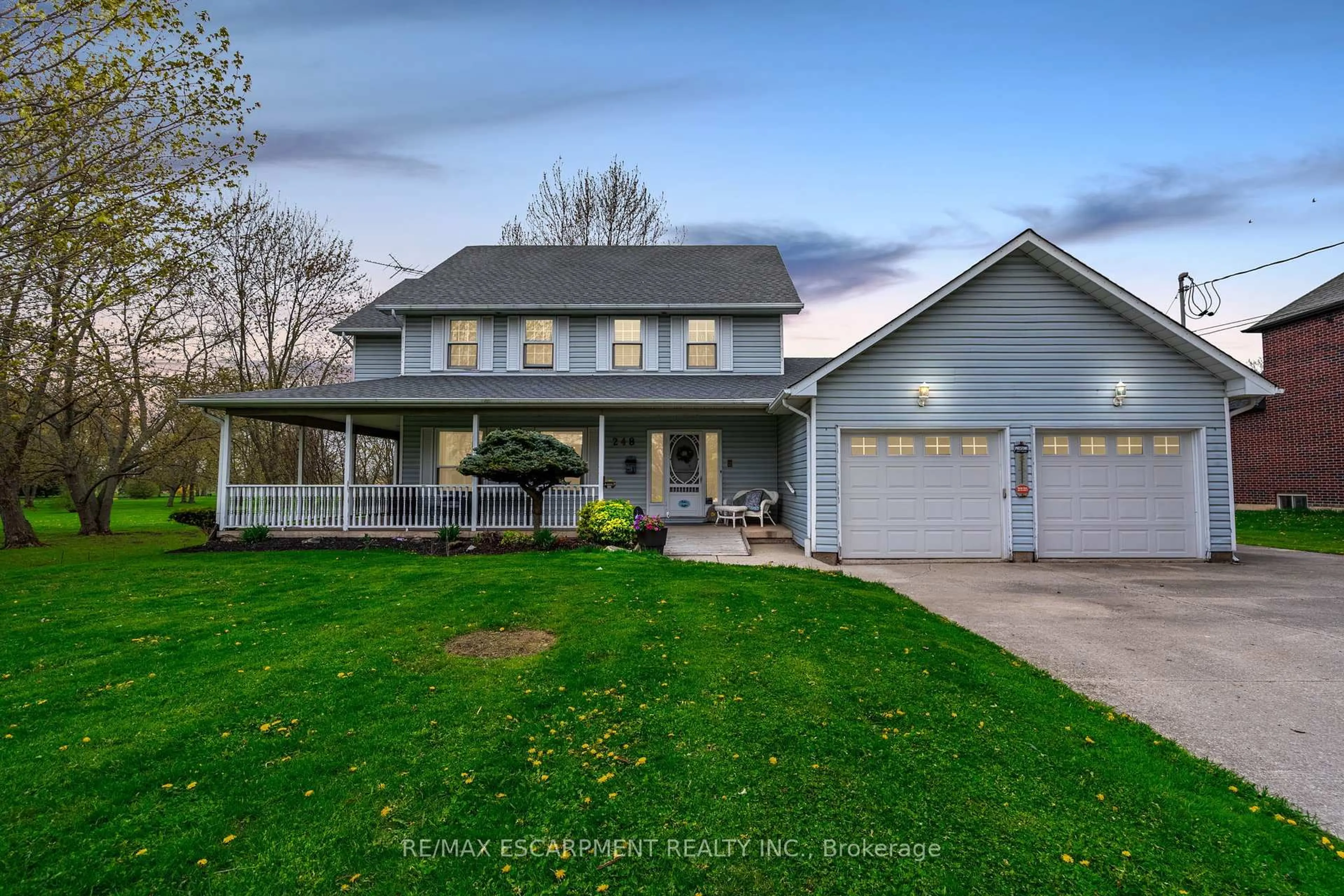 Home with vinyl exterior material, street for 248 Hysert Rd, Grimsby Ontario L3M 4E7