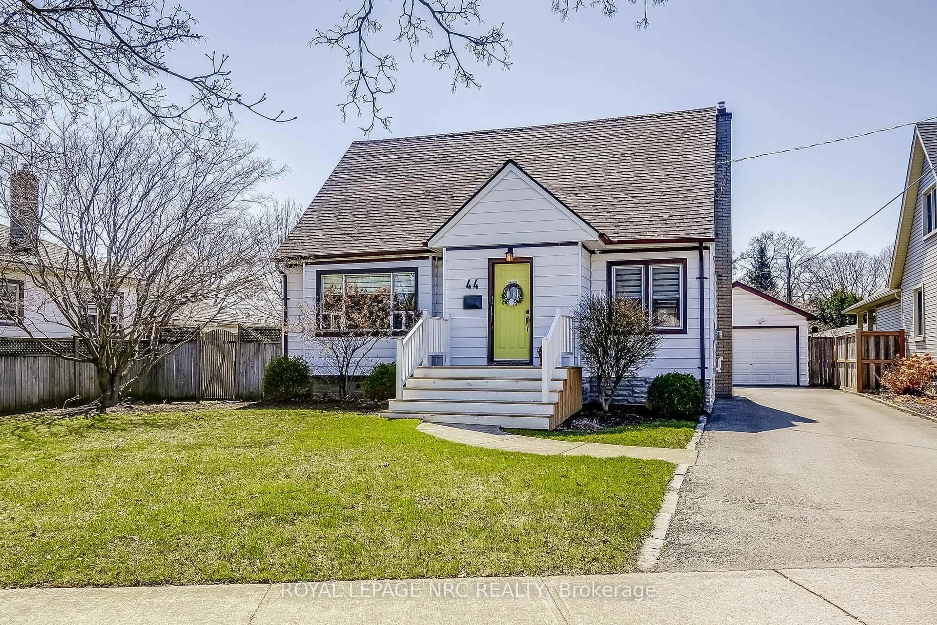 Home with vinyl exterior material, street for 44 Windsor Rd, St. Catharines Ontario L2N 3A3