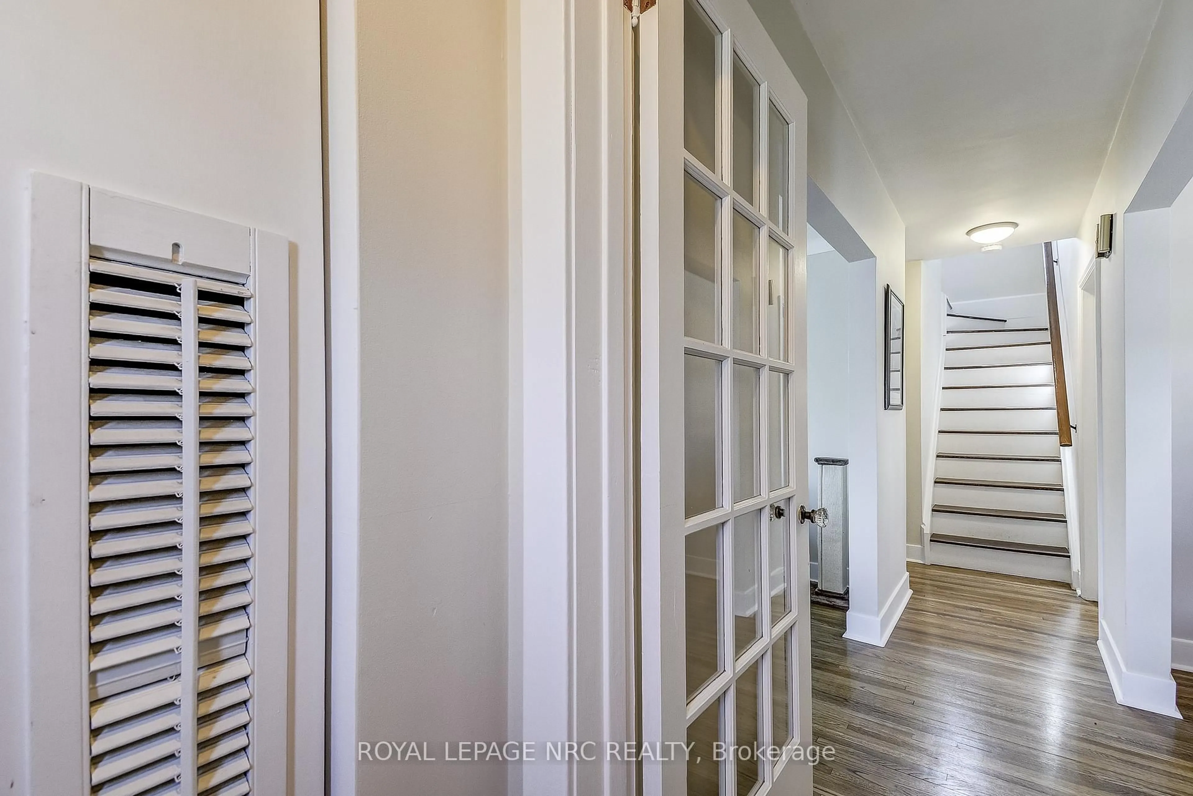 Indoor entryway for 44 Windsor Rd, St. Catharines Ontario L2N 3A3